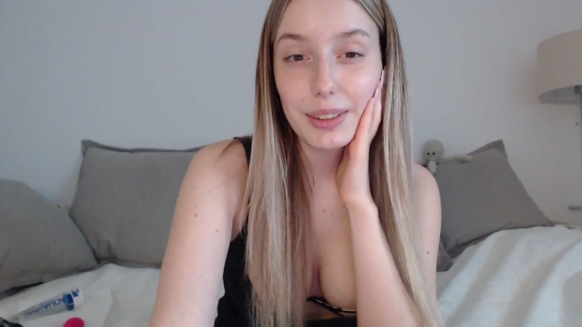 Gallery image thumbnail from Elenaxkiss's myfreecams stream on, 05/05/2025, 12:05 image 8 of 20