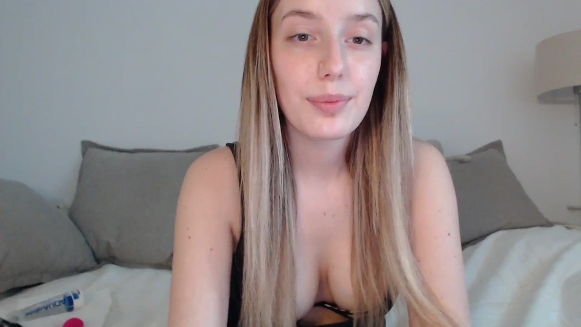 Gallery image thumbnail from Elenaxkiss's myfreecams stream on, 05/05/2025, 12:05 image 4 of 20