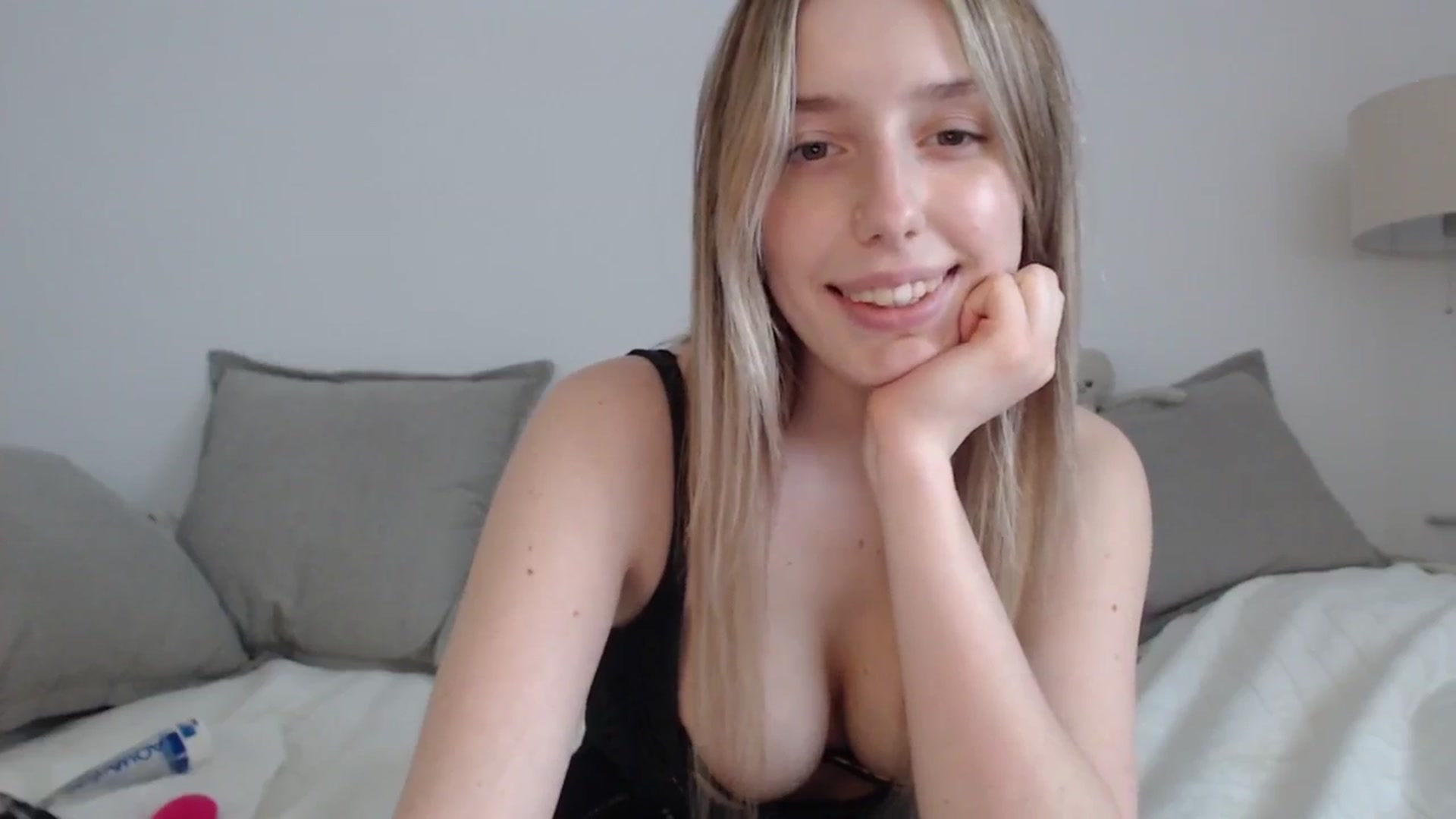 Gallery image thumbnail from Elenaxkiss's myfreecams stream on, 05/05/2025, 12:05 image 20 of 20
