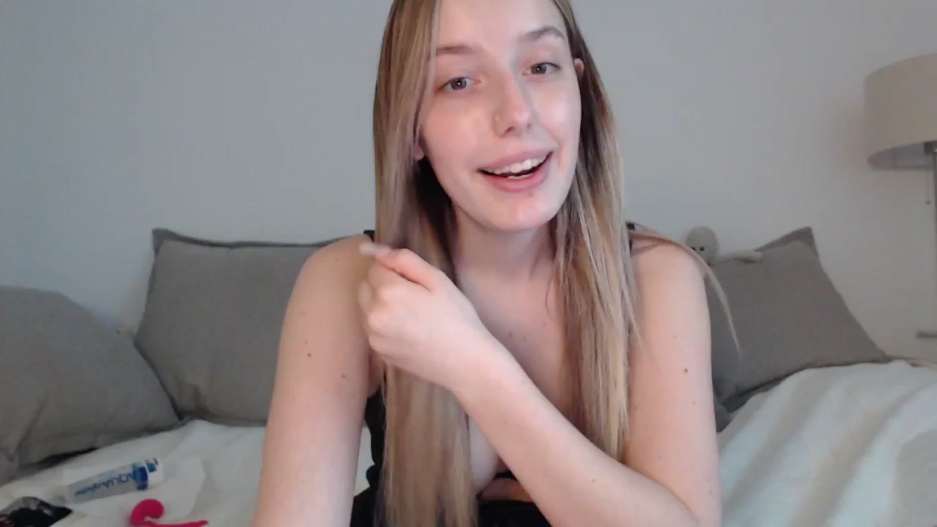 Gallery image thumbnail from Elenaxkiss's myfreecams stream on, 05/05/2025, 12:05 image 1 of 20