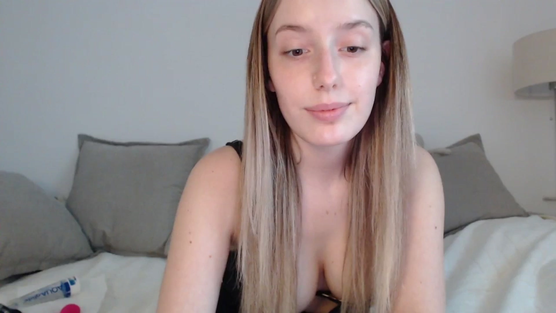 Gallery image thumbnail from Elenaxkiss's myfreecams stream on, 05/05/2025, 12:05 image 5 of 20