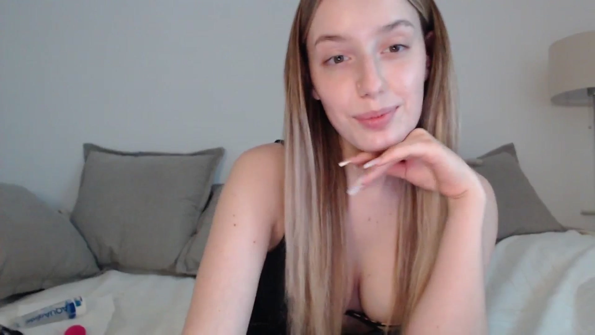 Gallery image thumbnail from Elenaxkiss's myfreecams stream on, 05/05/2025, 12:05 image 3 of 20