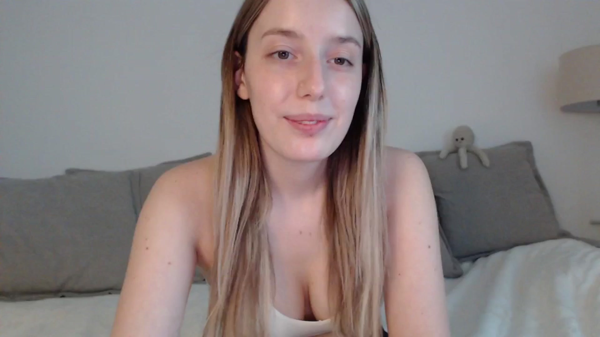 Gallery image thumbnail from Elenaxkiss's myfreecams stream on, 05/06/2025, 10:04 image 7 of 20