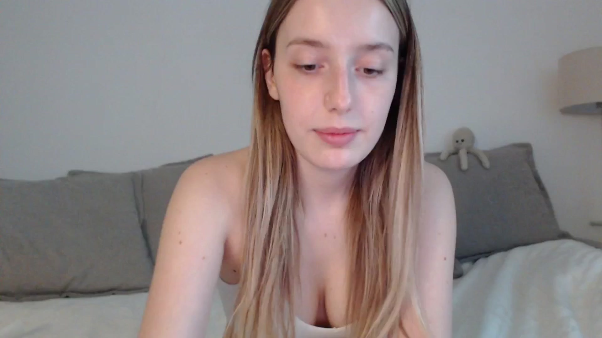 Gallery image thumbnail from Elenaxkiss's myfreecams stream on, 05/06/2025, 10:04 image 5 of 20