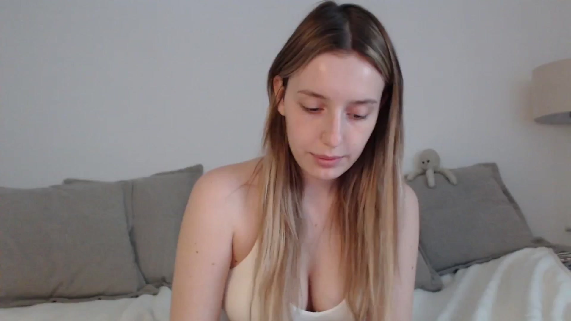 Gallery image thumbnail from Elenaxkiss's myfreecams stream on, 05/06/2025, 11:13 image 16 of 20