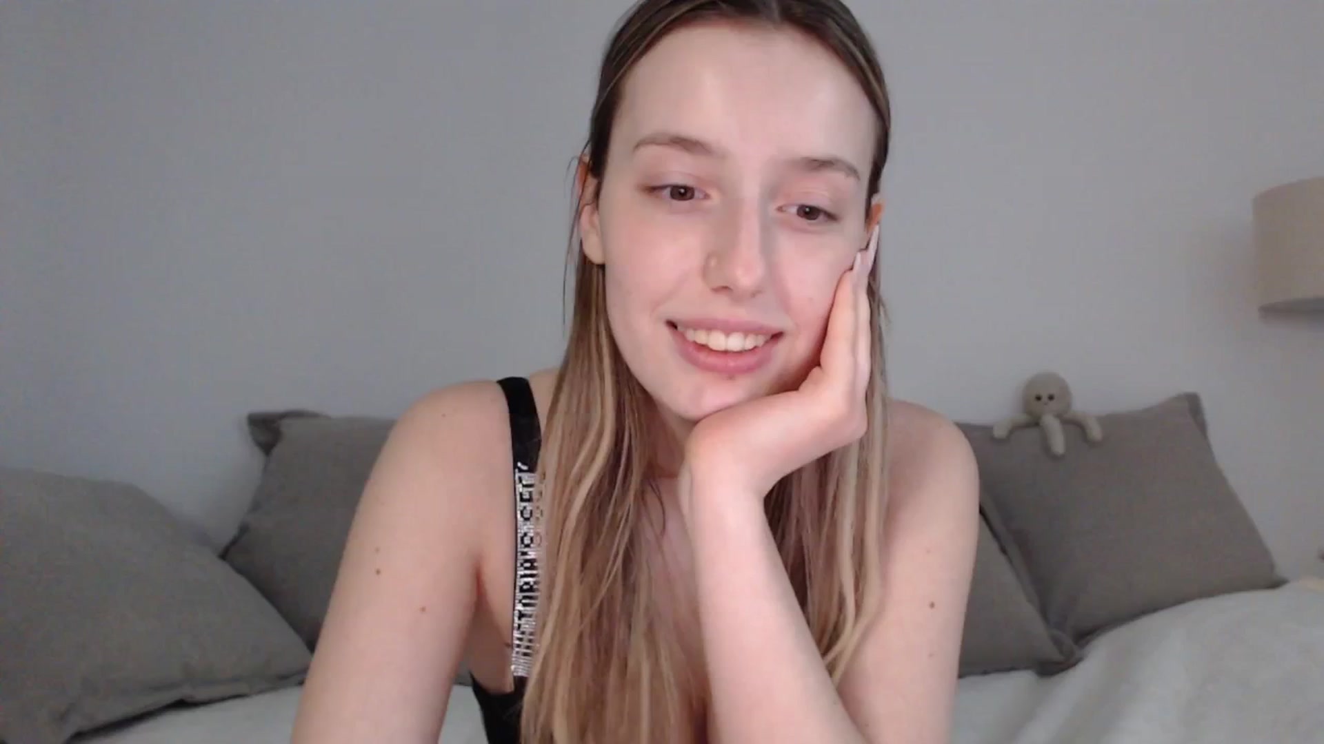 Gallery image thumbnail from Elenaxkiss's myfreecams stream on, 05/08/2025, 10:25 image 8 of 20