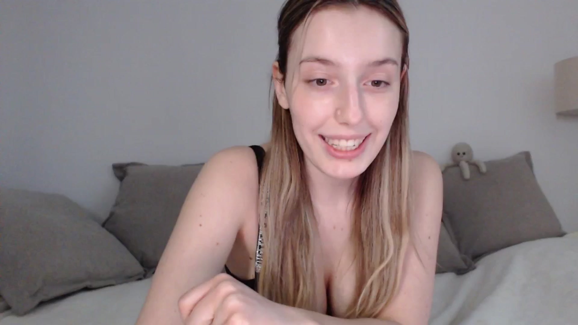Gallery image thumbnail from Elenaxkiss's myfreecams stream on, 05/08/2025, 10:25 image 2 of 20