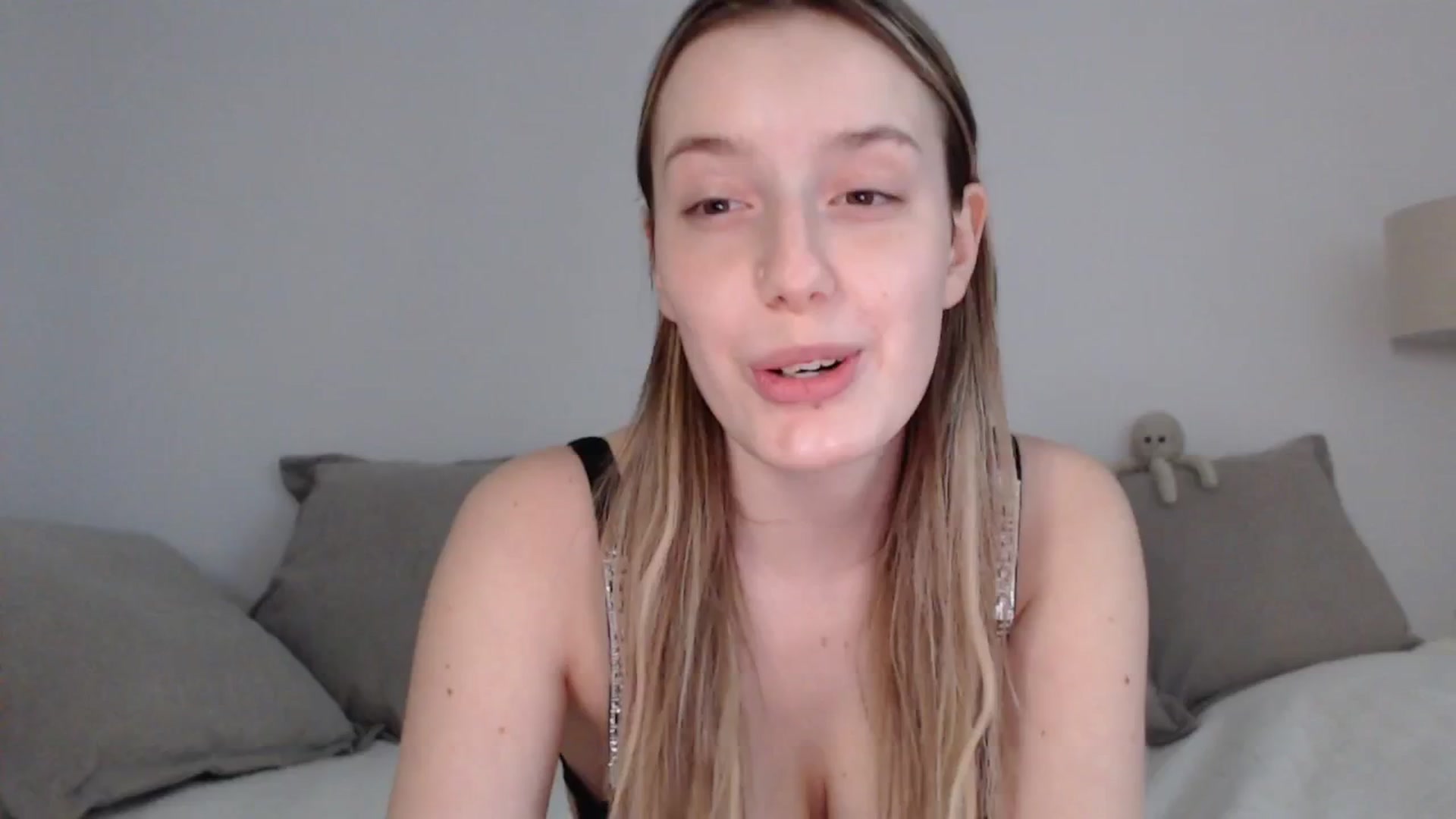 Gallery image thumbnail from Elenaxkiss's myfreecams stream on, 05/08/2025, 10:25 image 9 of 20