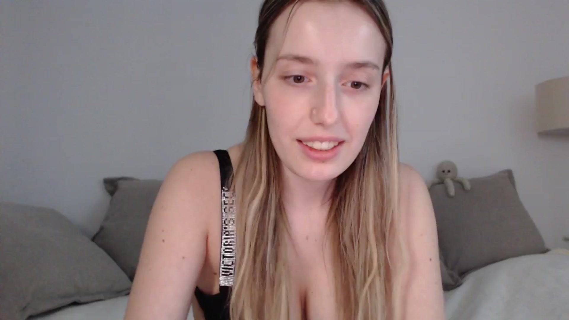 Gallery image thumbnail from Elenaxkiss's myfreecams stream on, 05/08/2025, 10:25 image 11 of 20