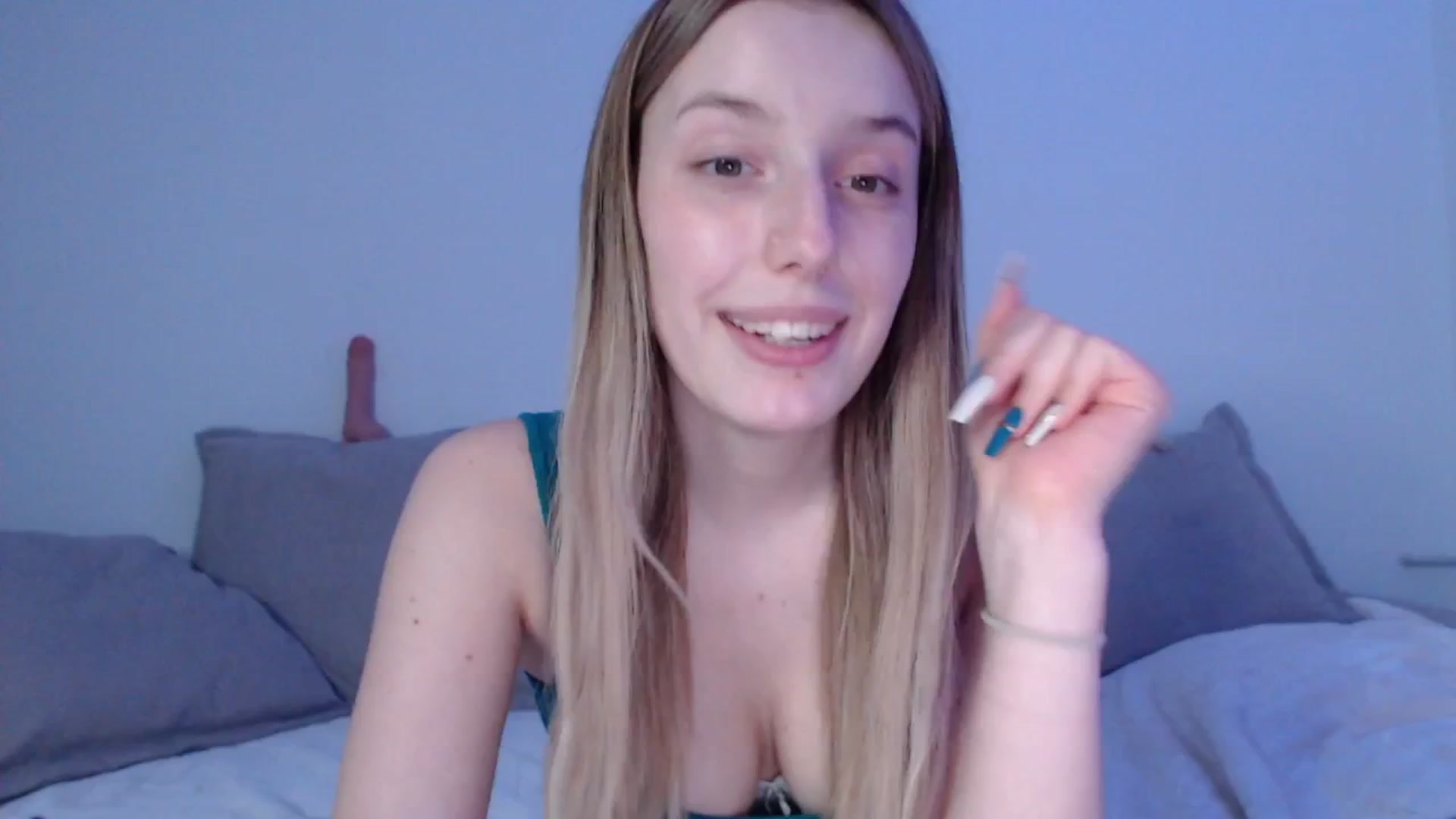 Gallery image thumbnail from Elenaxkiss's myfreecams stream on, 05/18/2025, 17:51 image 5 of 20