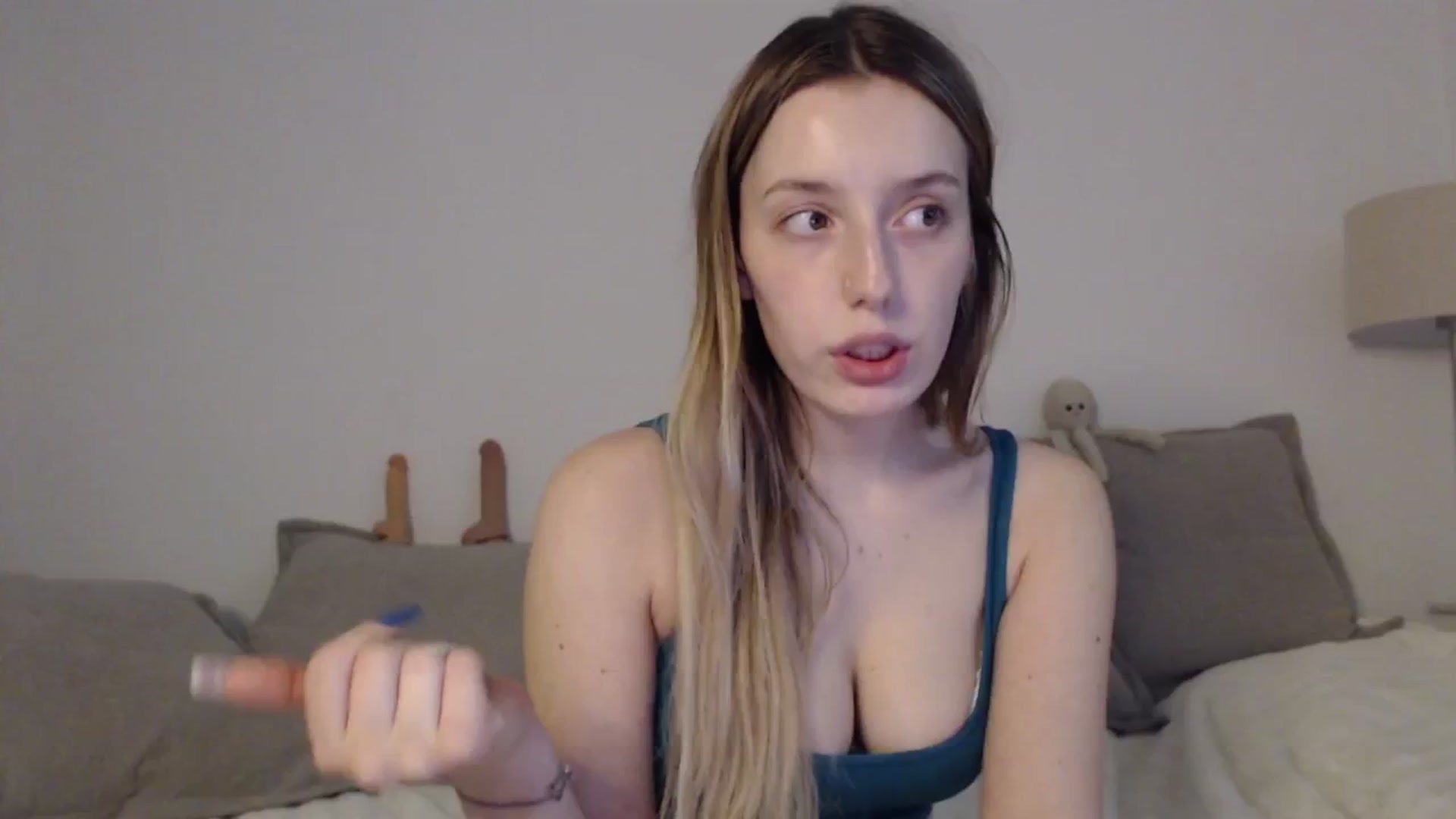Gallery image thumbnail from Elenaxkiss's myfreecams stream on, 05/20/2025, 17:02 image 15 of 20
