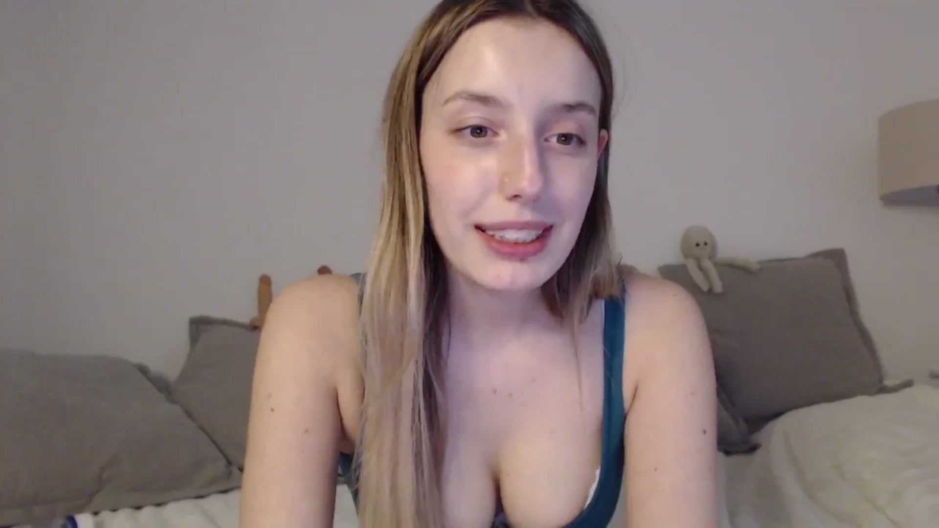 Gallery image thumbnail from Elenaxkiss's myfreecams stream on, 05/20/2025, 17:02 image 16 of 20