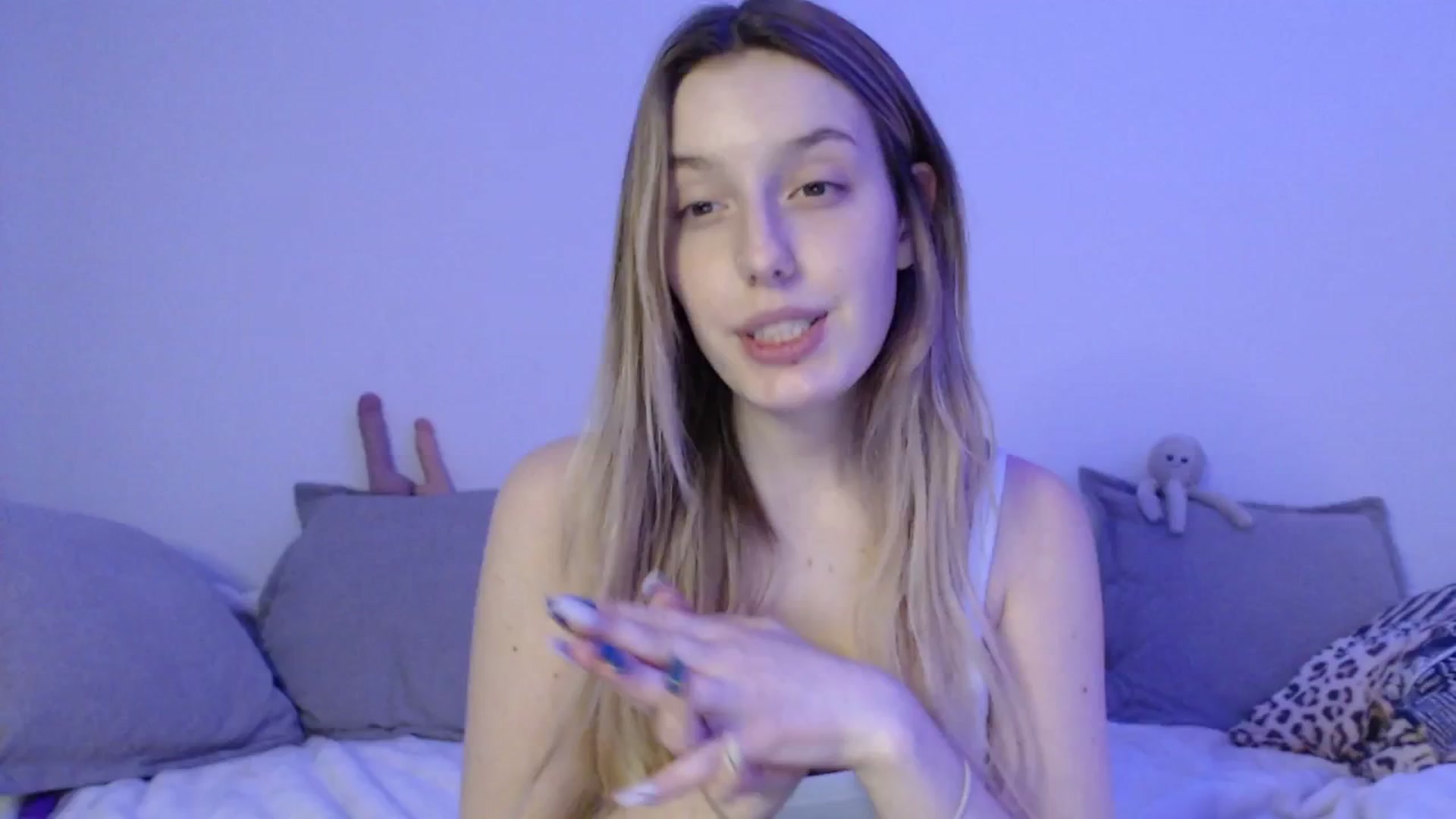 Gallery image thumbnail from Elenaxkiss's myfreecams stream on, 05/21/2025, 17:10 image 11 of 20
