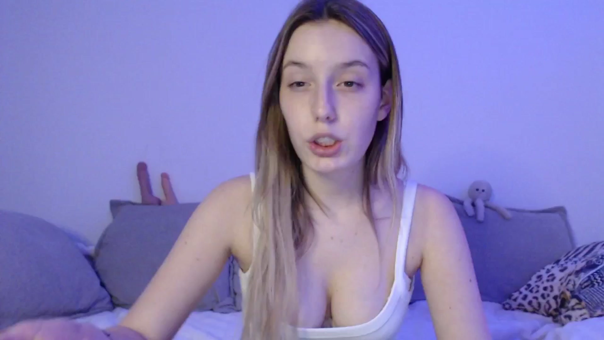 Gallery image thumbnail from Elenaxkiss's myfreecams stream on, 05/21/2025, 17:10 image 17 of 20