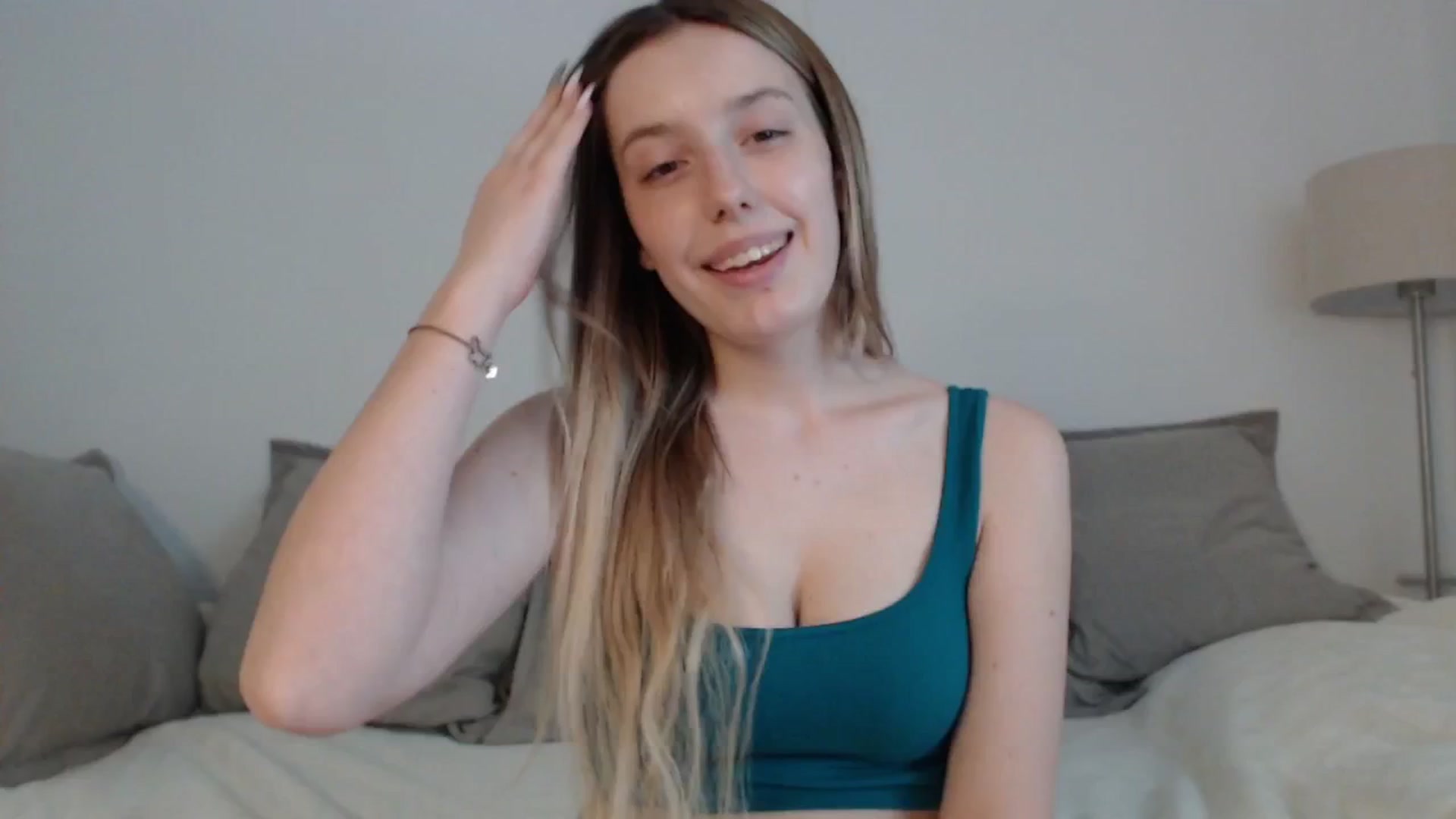 Gallery image thumbnail from Elenaxkiss's myfreecams stream on, 06/08/2025, 13:33 image 13 of 20