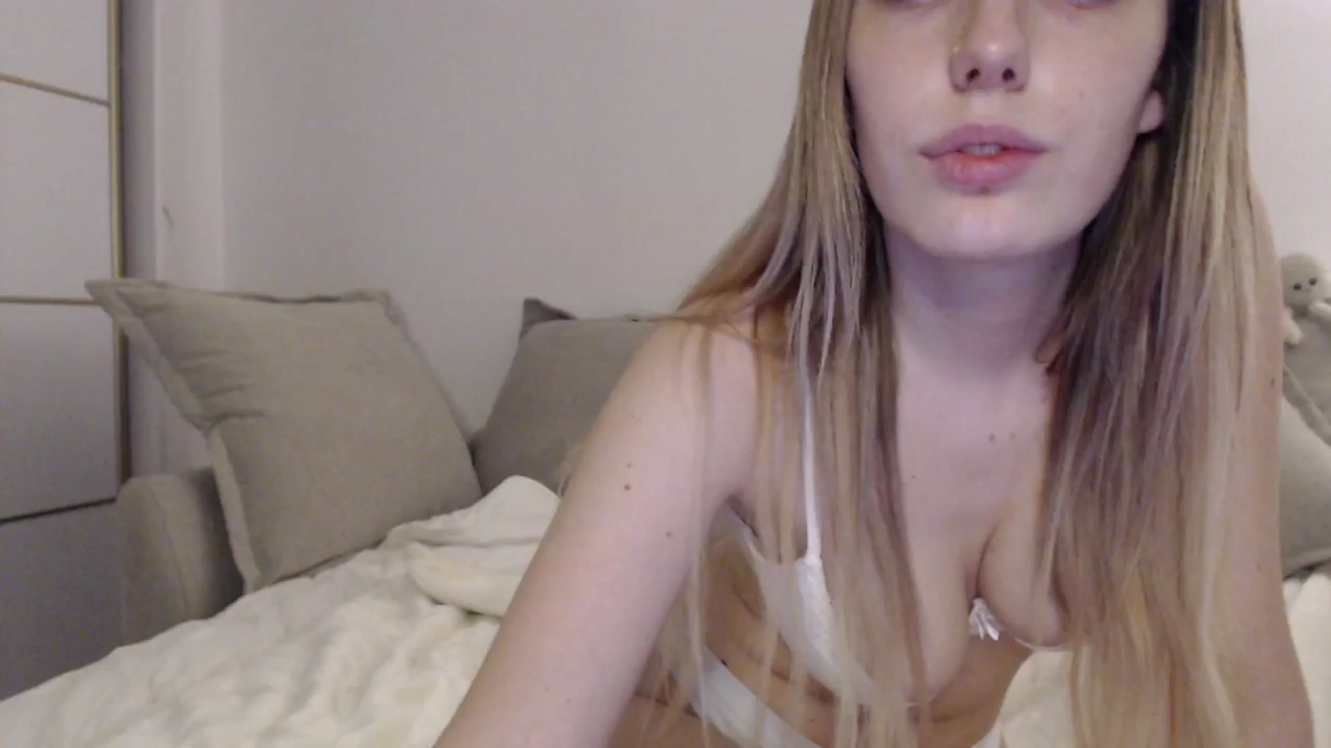 Gallery image thumbnail from Elenaxkiss's myfreecams stream on, 06/17/2025, 19:03 image 5 of 20