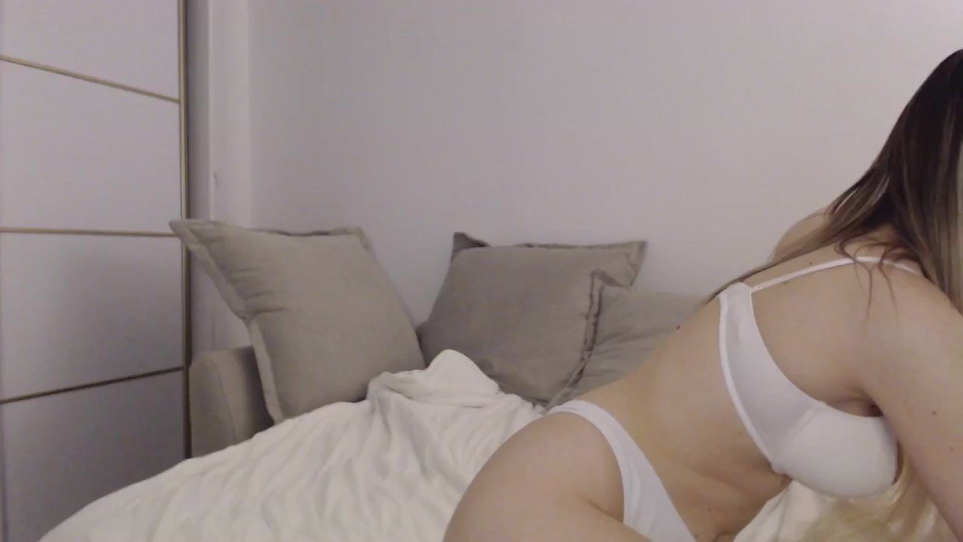 Gallery image thumbnail from Elenaxkiss's myfreecams stream on, 06/17/2025, 20:13 image 16 of 20