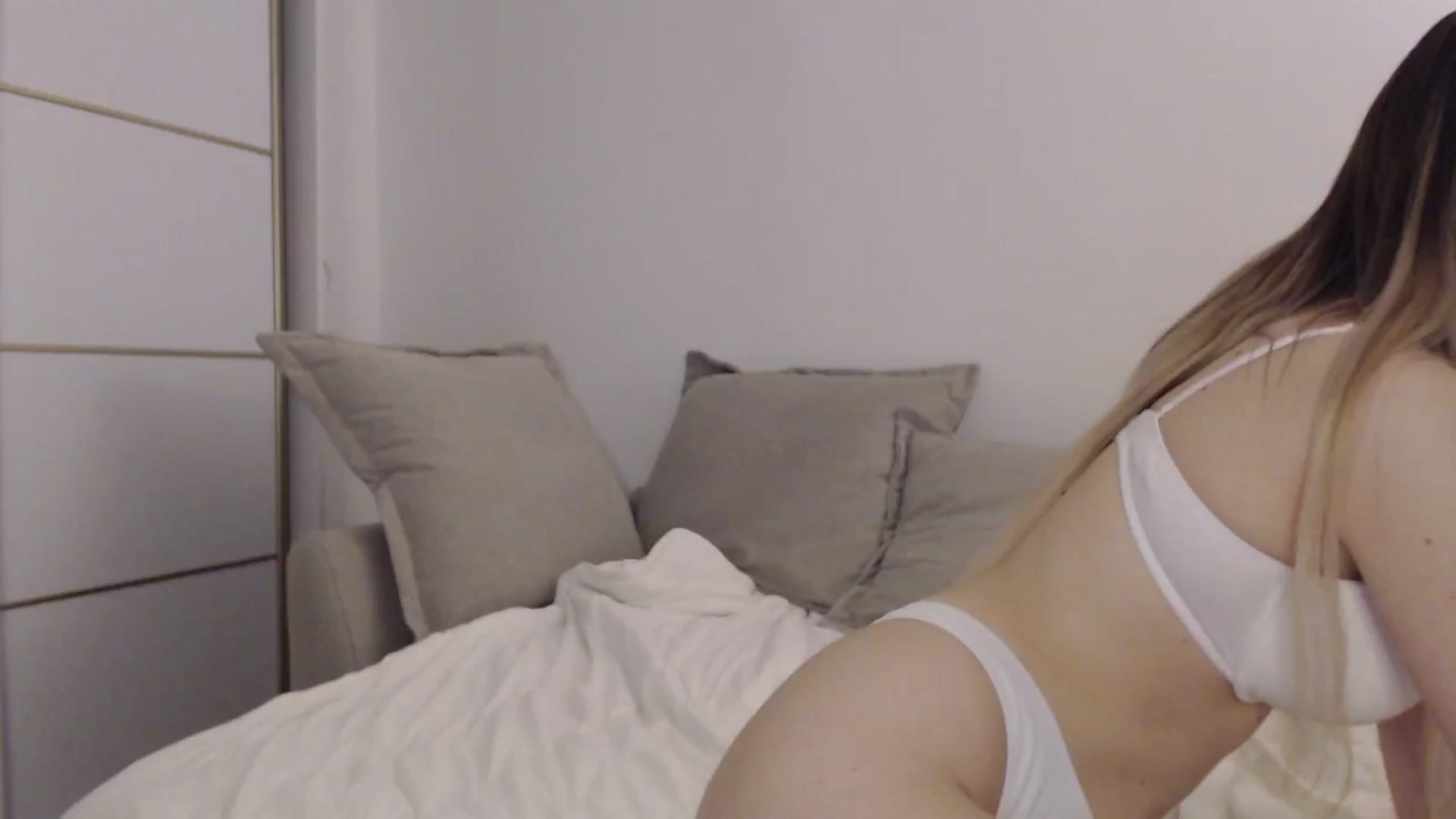 Gallery image thumbnail from Elenaxkiss's myfreecams stream on, 06/17/2025, 20:13 image 18 of 20