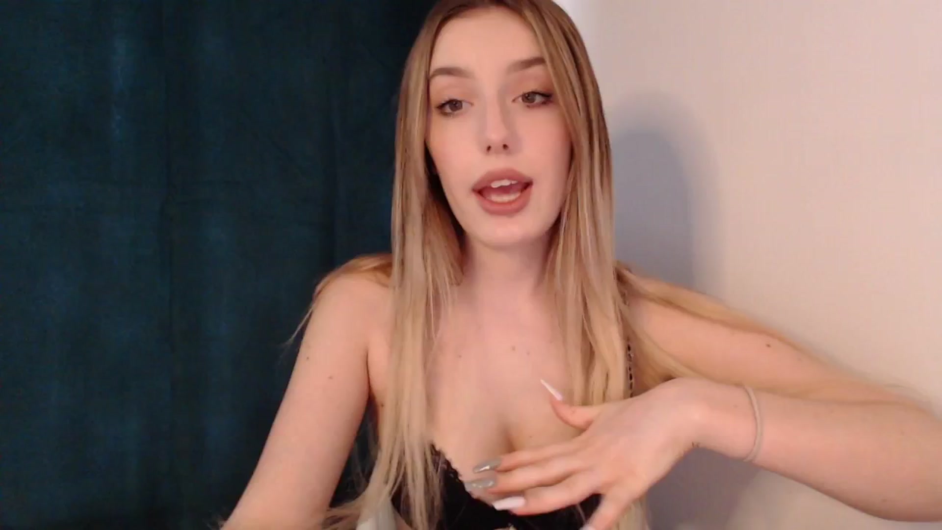 Gallery image thumbnail from Elenaxkiss's myfreecams stream on, 06/25/2025, 11:24 image 7 of 20
