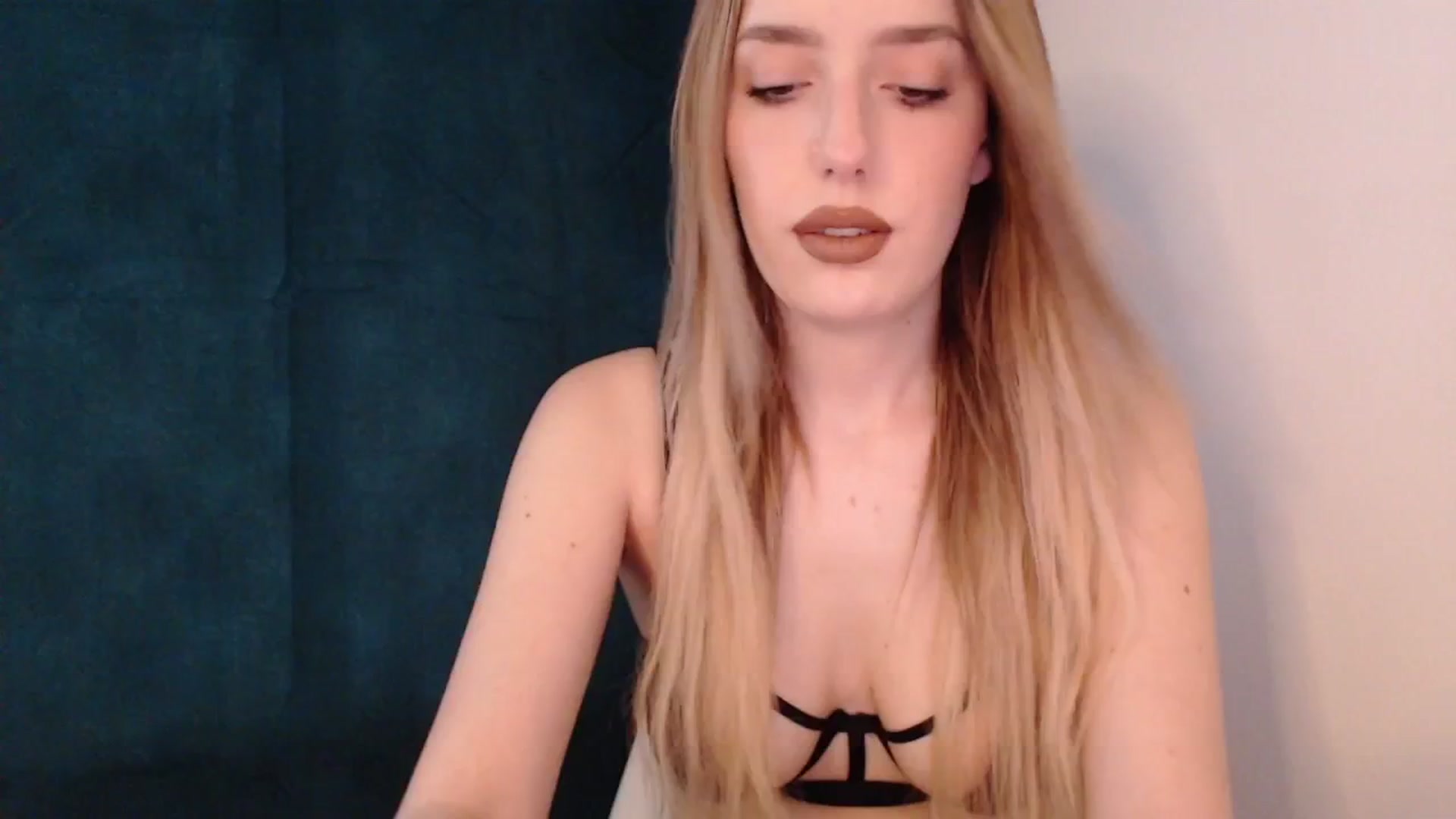 Gallery image thumbnail from Elenaxkiss's myfreecams stream on, 06/26/2025, 11:37 image 3 of 20