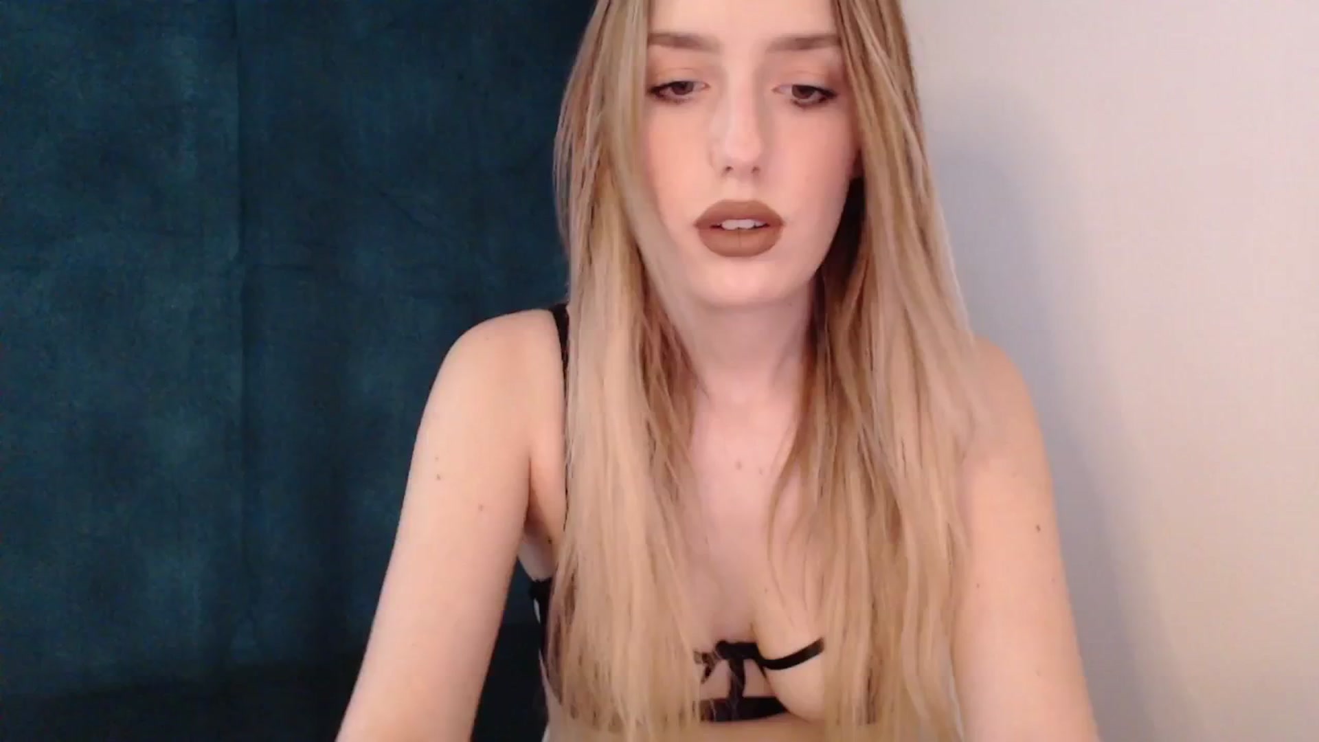 Gallery image thumbnail from Elenaxkiss's myfreecams stream on, 06/26/2025, 11:37 image 9 of 20