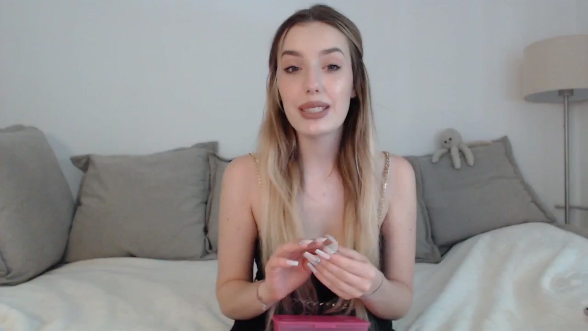 Gallery image thumbnail from Elenaxkiss's myfreecams stream on, 07/08/2025, 12:06 image 11 of 20