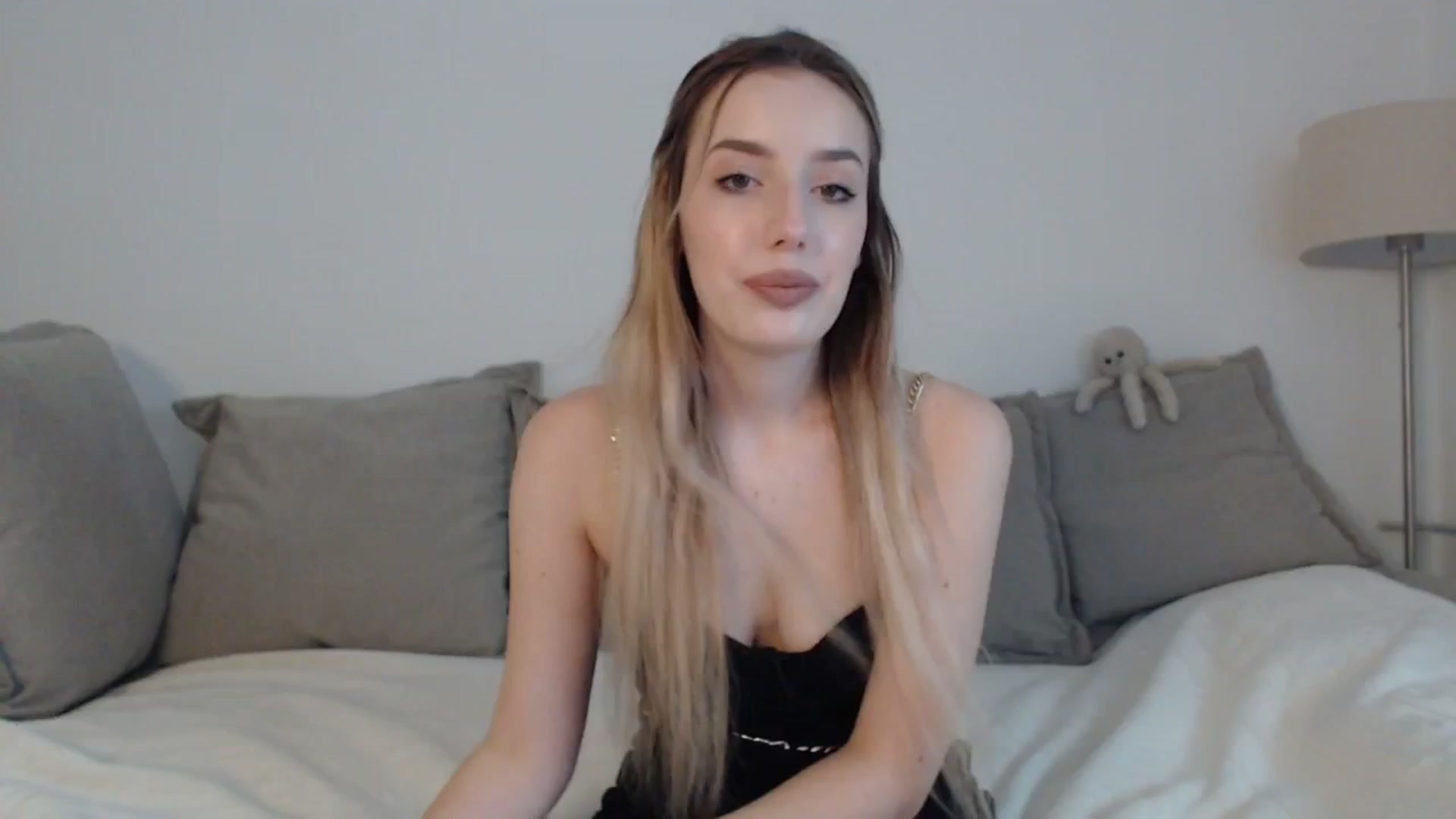Gallery image thumbnail from Elenaxkiss's myfreecams stream on, 07/08/2025, 12:06 image 6 of 20