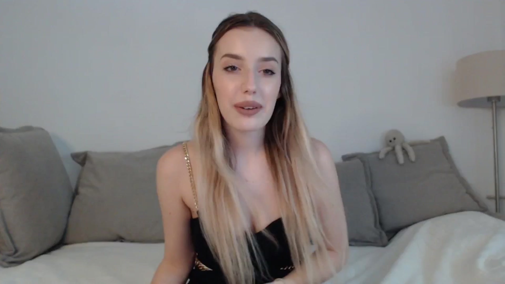 Gallery image thumbnail from Elenaxkiss's myfreecams stream on, 07/08/2025, 12:06 image 14 of 20