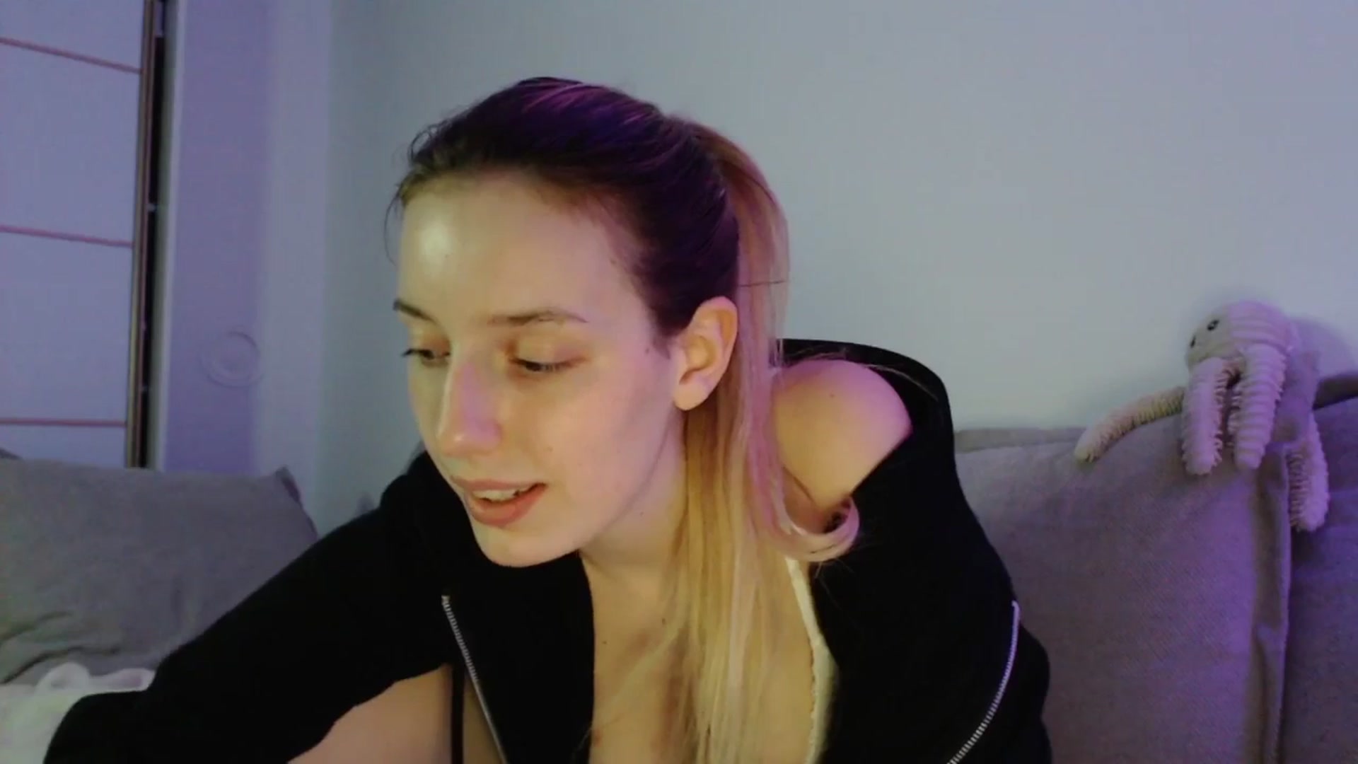 Gallery image thumbnail from Elenaxkiss's myfreecams stream on, 07/18/2025, 24:53 image 7 of 20