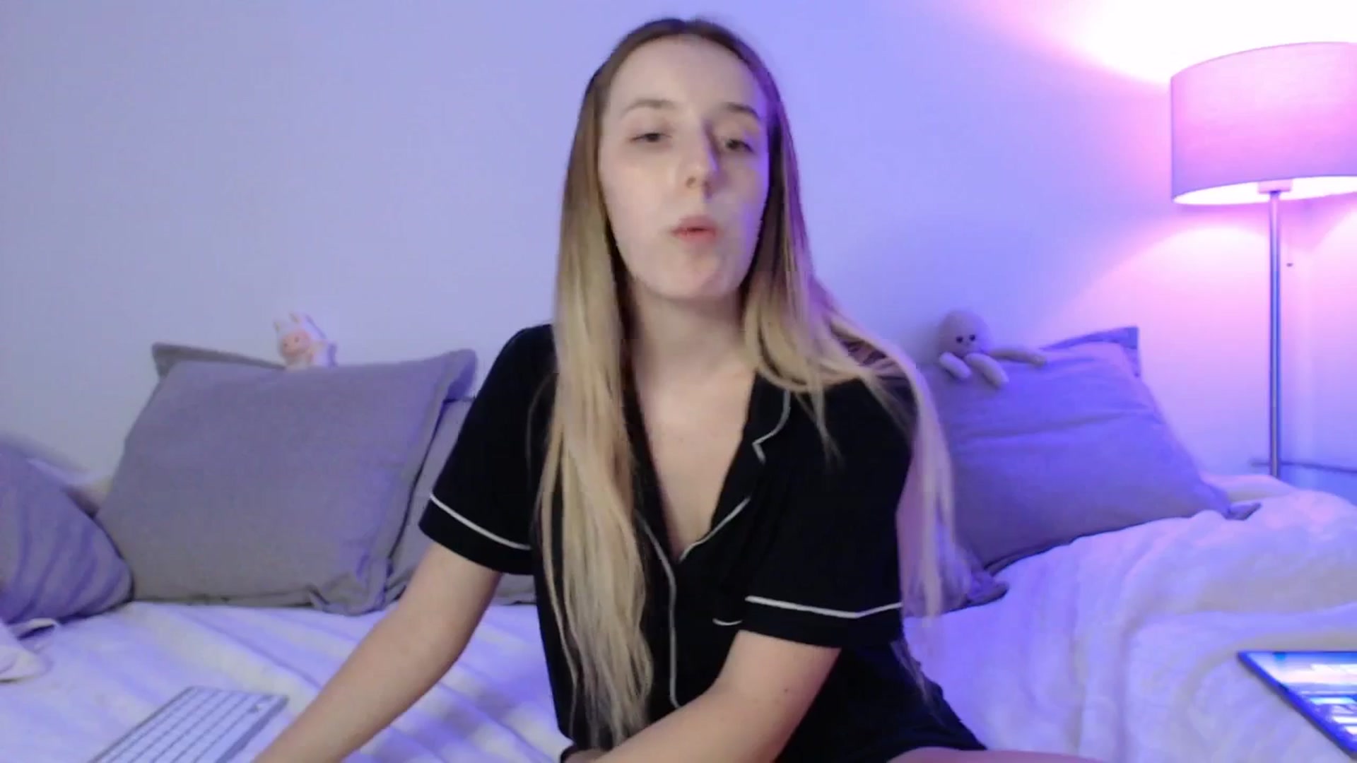 Gallery image thumbnail from Elenaxkiss's myfreecams stream on, 08/20/2025, 22:08 image 17 of 20