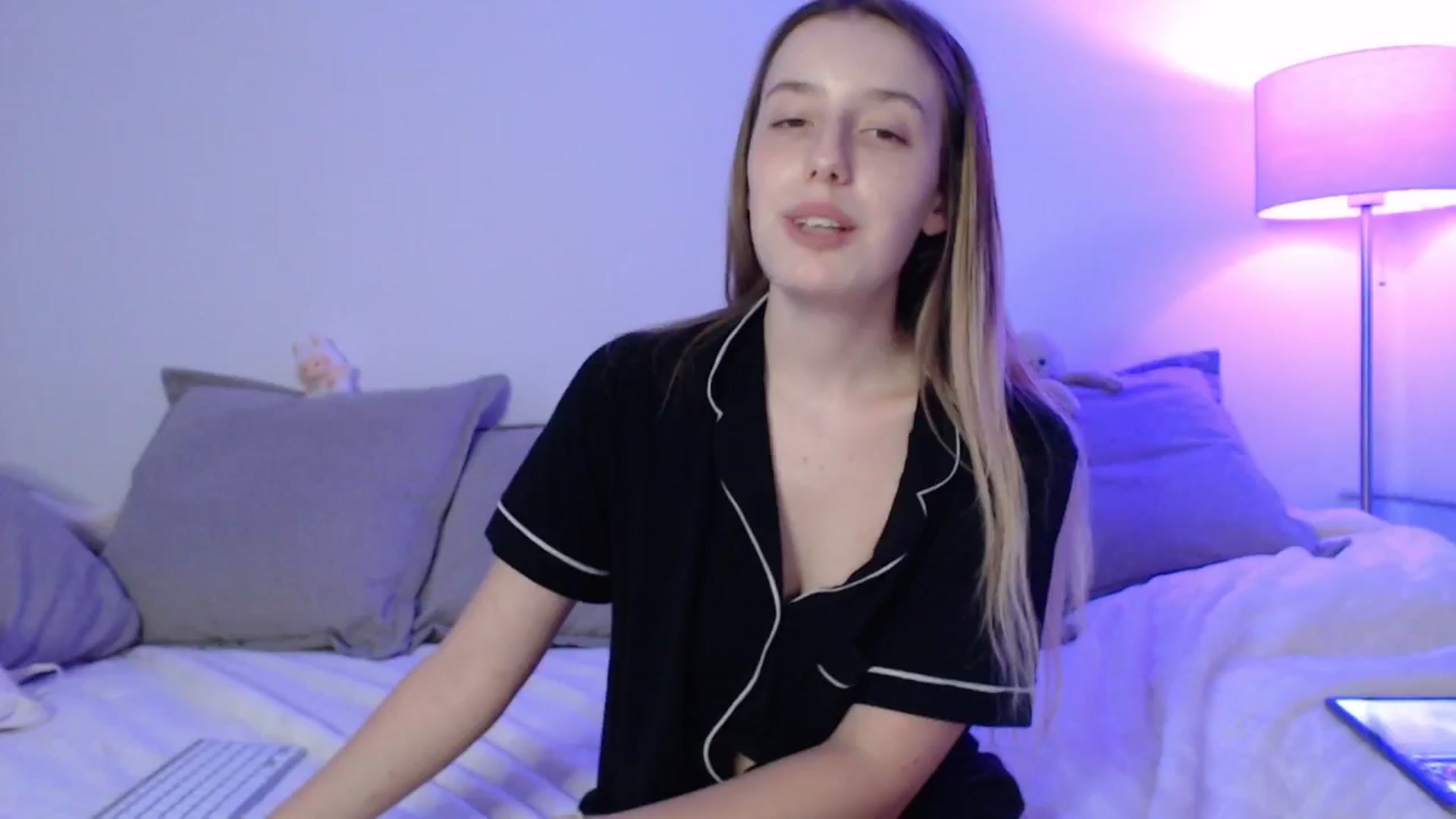 Gallery image thumbnail from Elenaxkiss's myfreecams stream on, 08/20/2025, 22:08 image 18 of 20
