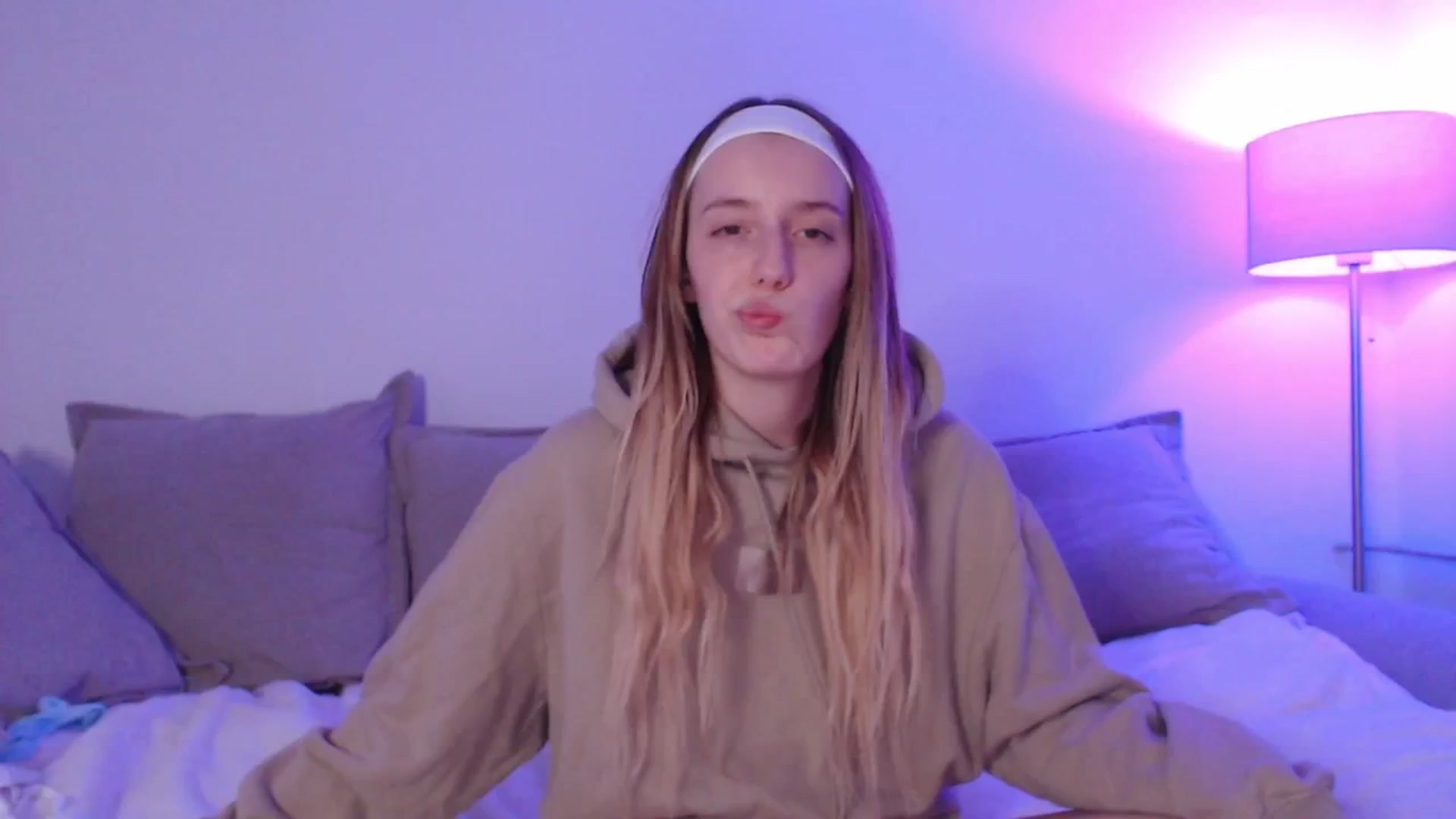 Gallery image thumbnail from Elenaxkiss's myfreecams stream on, 09/07/2025, 22:05 image 17 of 20