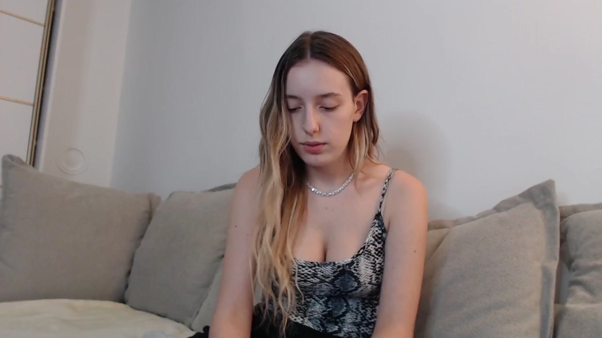 Gallery image thumbnail from Elenaxkiss's myfreecams stream on, 09/26/2025, 19:20 image 4 of 20