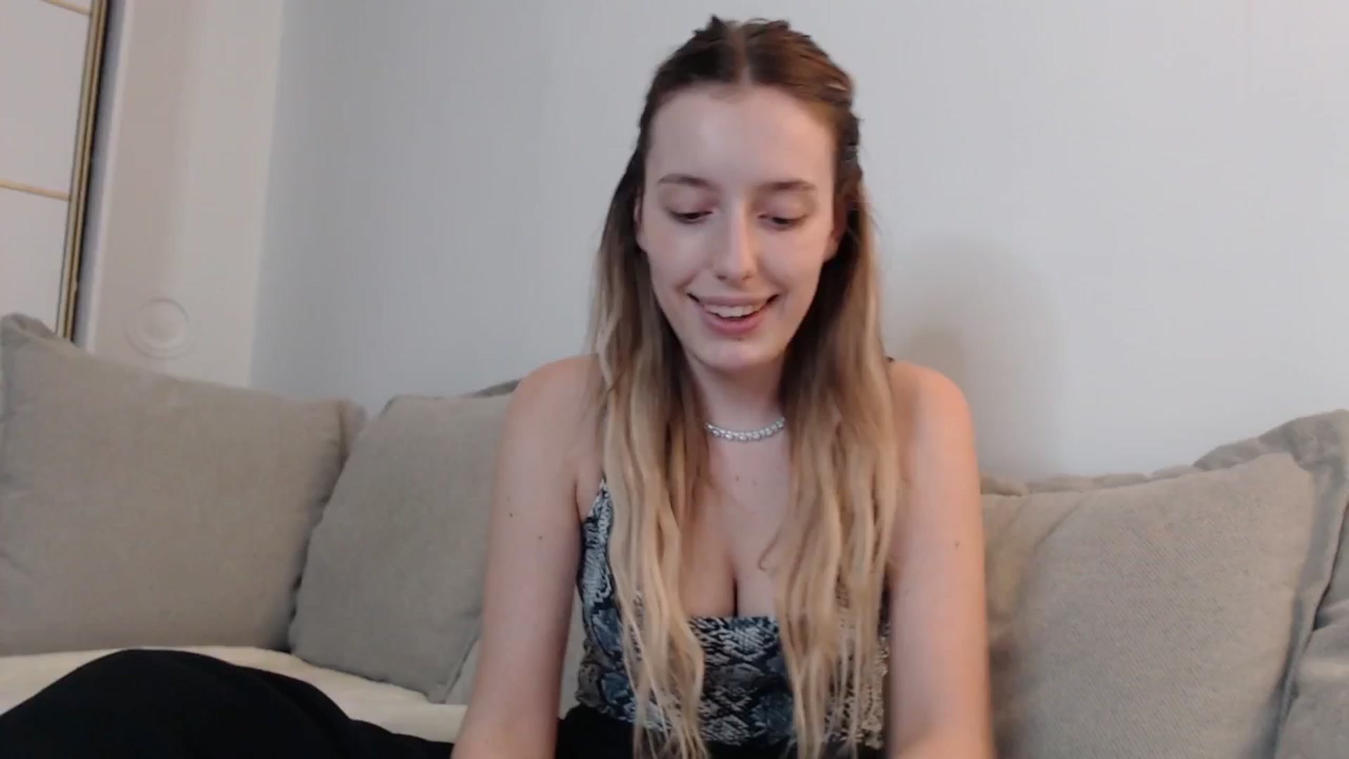 Gallery image thumbnail from Elenaxkiss's myfreecams stream on, 09/26/2025, 19:20 image 19 of 20