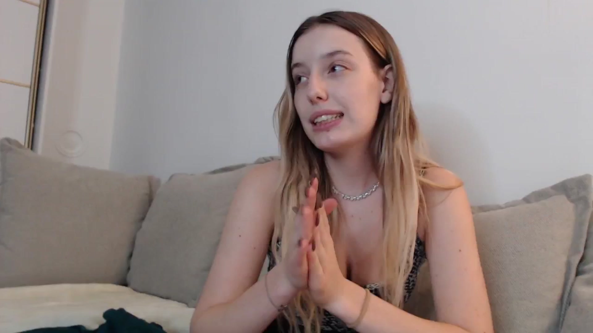 Gallery image thumbnail from Elenaxkiss's myfreecams stream on, 09/26/2025, 19:20 image 17 of 20