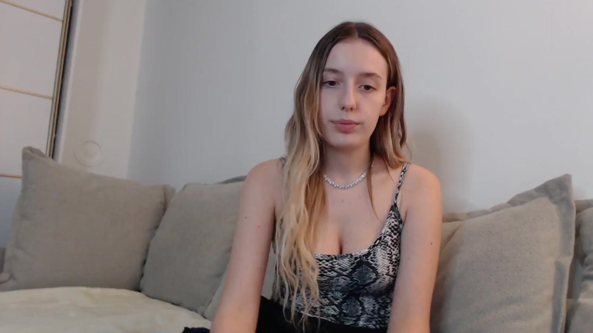 Gallery image thumbnail from Elenaxkiss's myfreecams stream on, 09/26/2025, 19:20 image 5 of 20