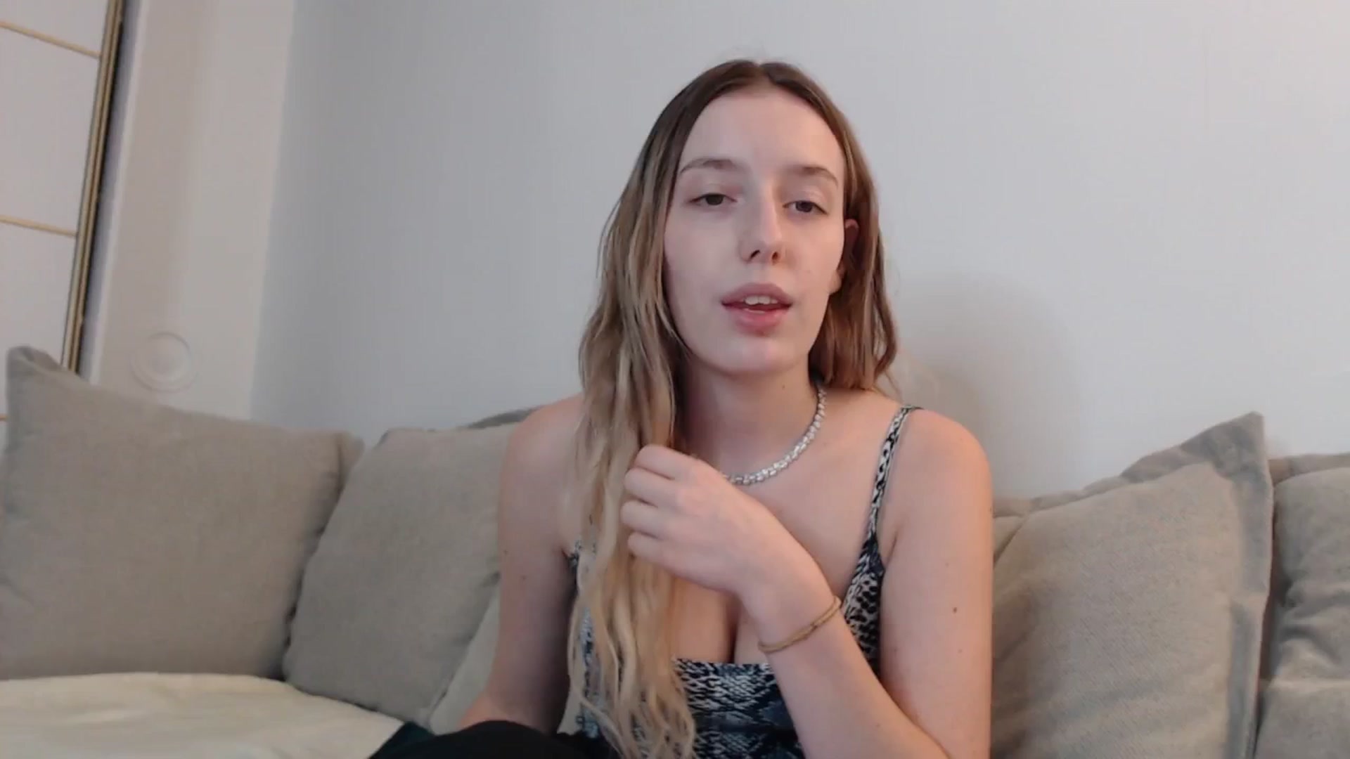 Gallery image thumbnail from Elenaxkiss's myfreecams stream on, 09/26/2025, 19:20 image 3 of 20