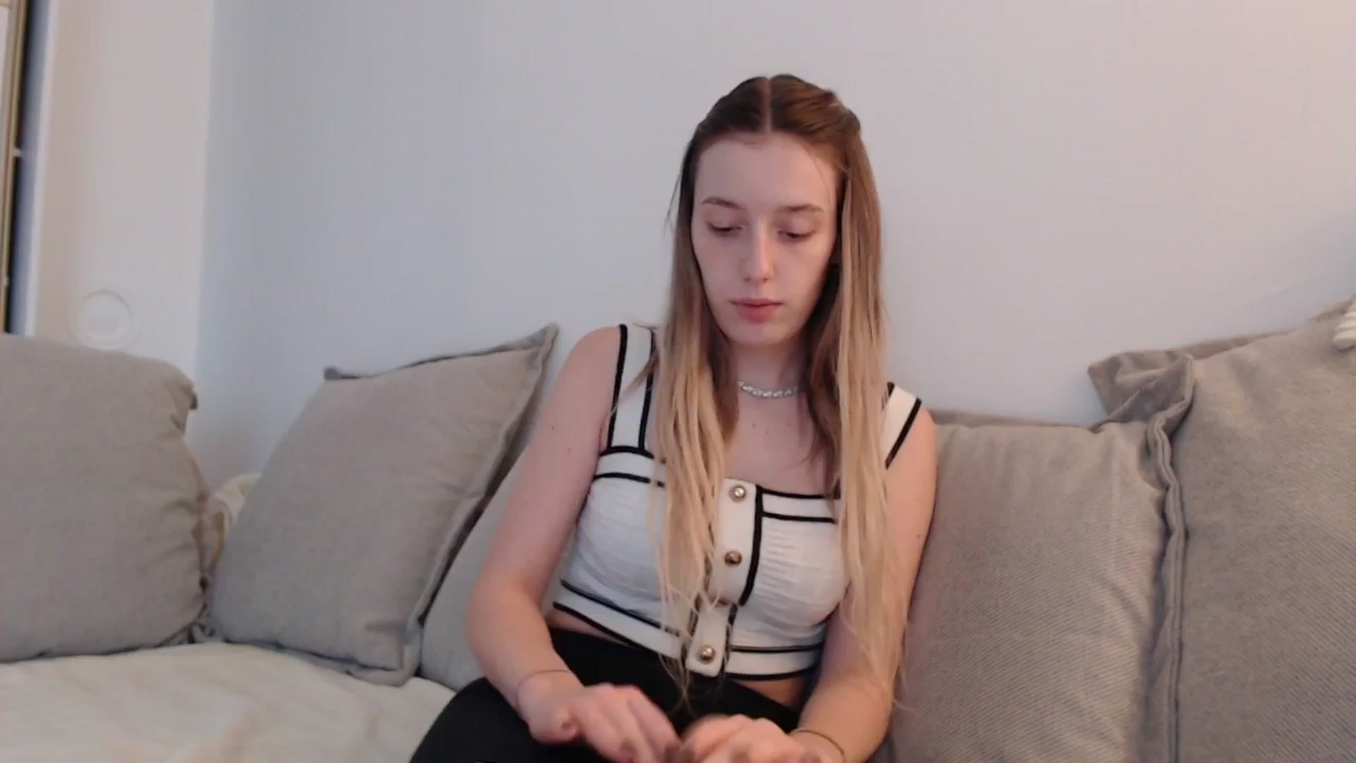 Gallery image thumbnail from Elenaxkiss's myfreecams stream on, 09/27/2025, 10:31 image 12 of 20