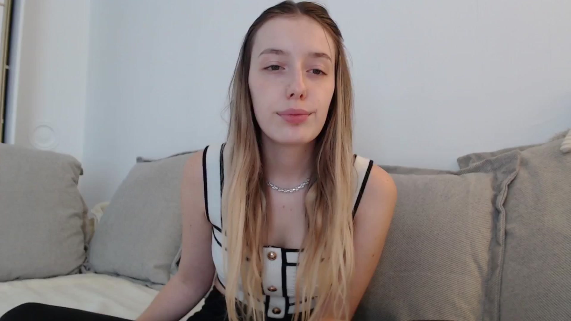 Gallery image thumbnail from Elenaxkiss's myfreecams stream on, 09/27/2025, 10:31 image 18 of 20