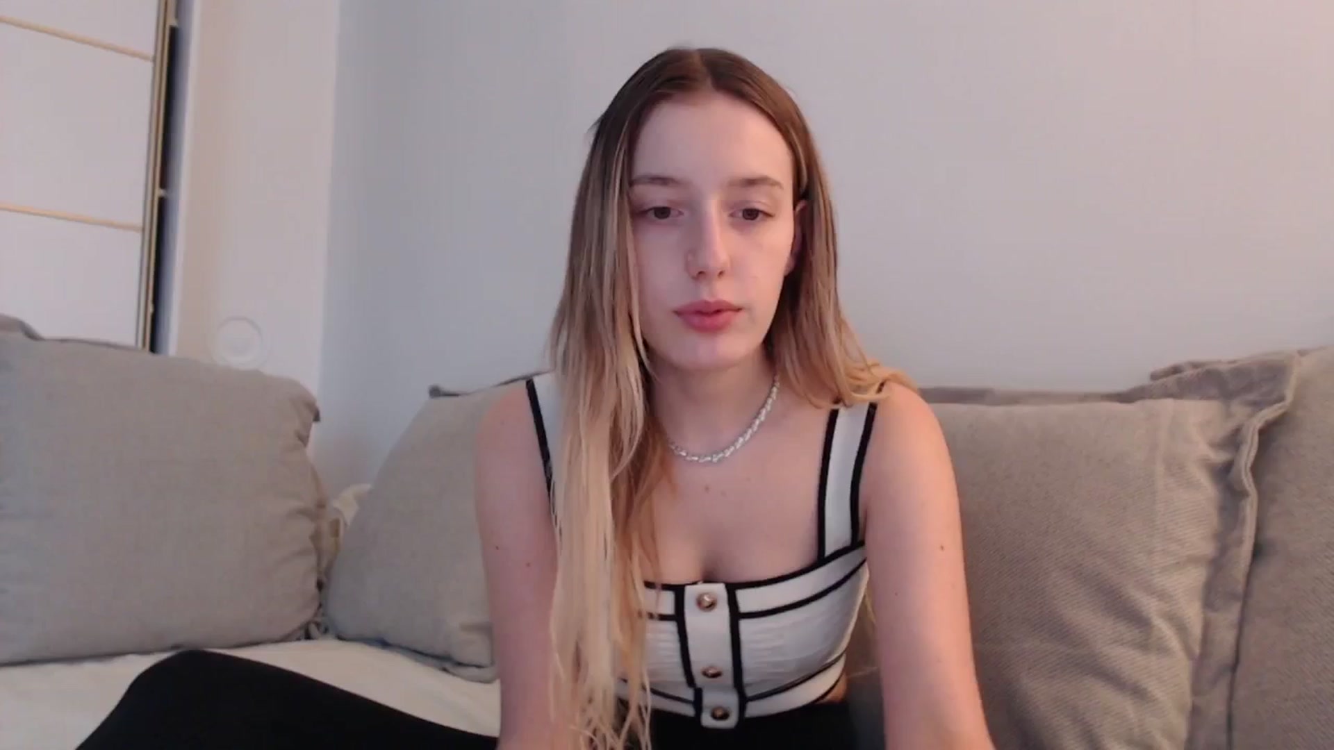 Gallery image thumbnail from Elenaxkiss's myfreecams stream on, 09/27/2025, 10:31 image 4 of 20