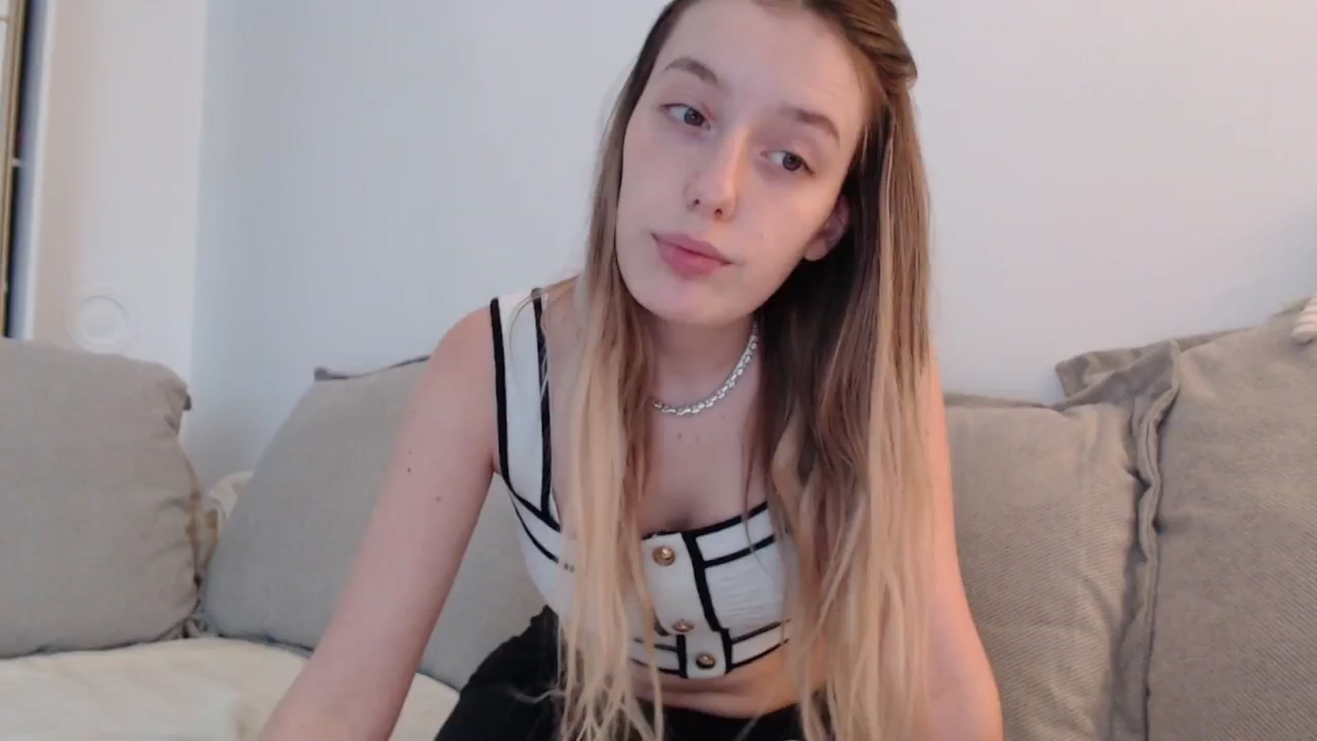 Gallery image thumbnail from Elenaxkiss's myfreecams stream on, 09/27/2025, 10:31 image 15 of 20