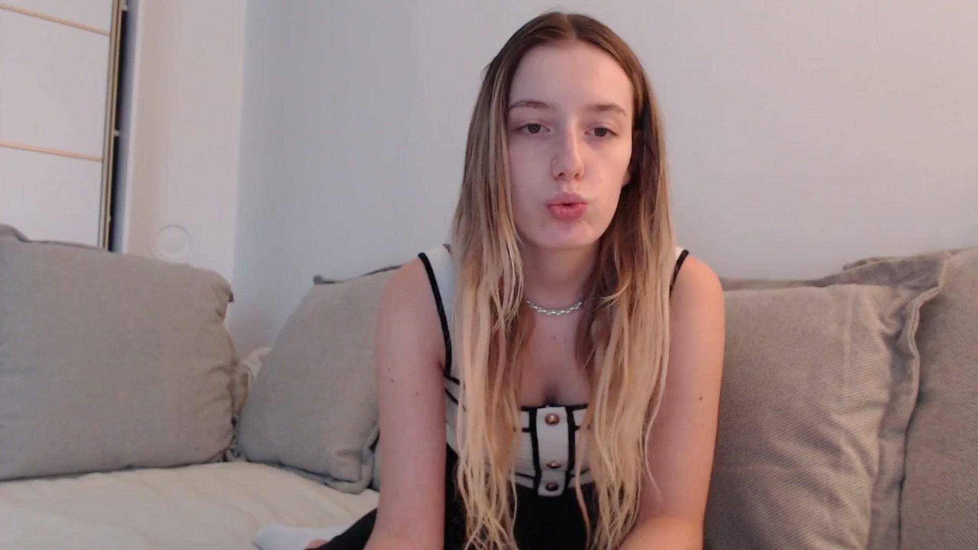 Gallery image thumbnail from Elenaxkiss's myfreecams stream on, 09/27/2025, 10:31 image 1 of 20