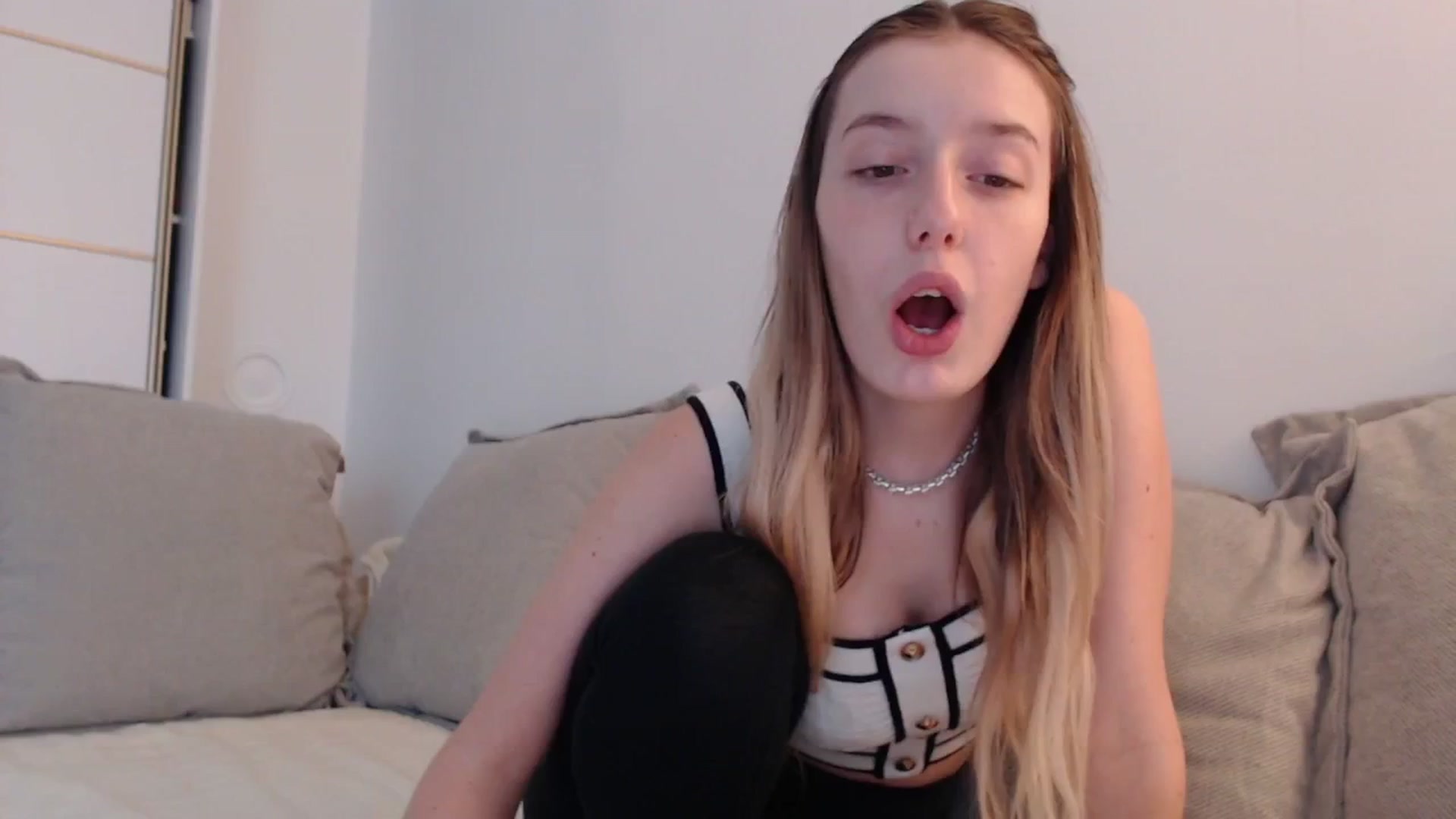 Gallery image thumbnail from Elenaxkiss's myfreecams stream on, 09/27/2025, 10:31 image 7 of 20