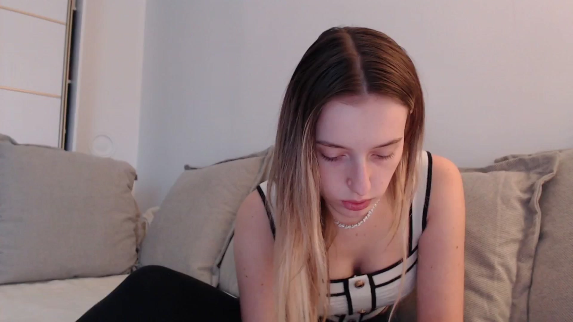 Gallery image thumbnail from Elenaxkiss's myfreecams stream on, 09/27/2025, 10:31 image 3 of 20