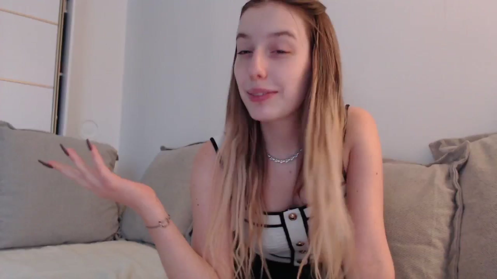 Gallery image thumbnail from Elenaxkiss's myfreecams stream on, 09/27/2025, 10:31 image 9 of 20