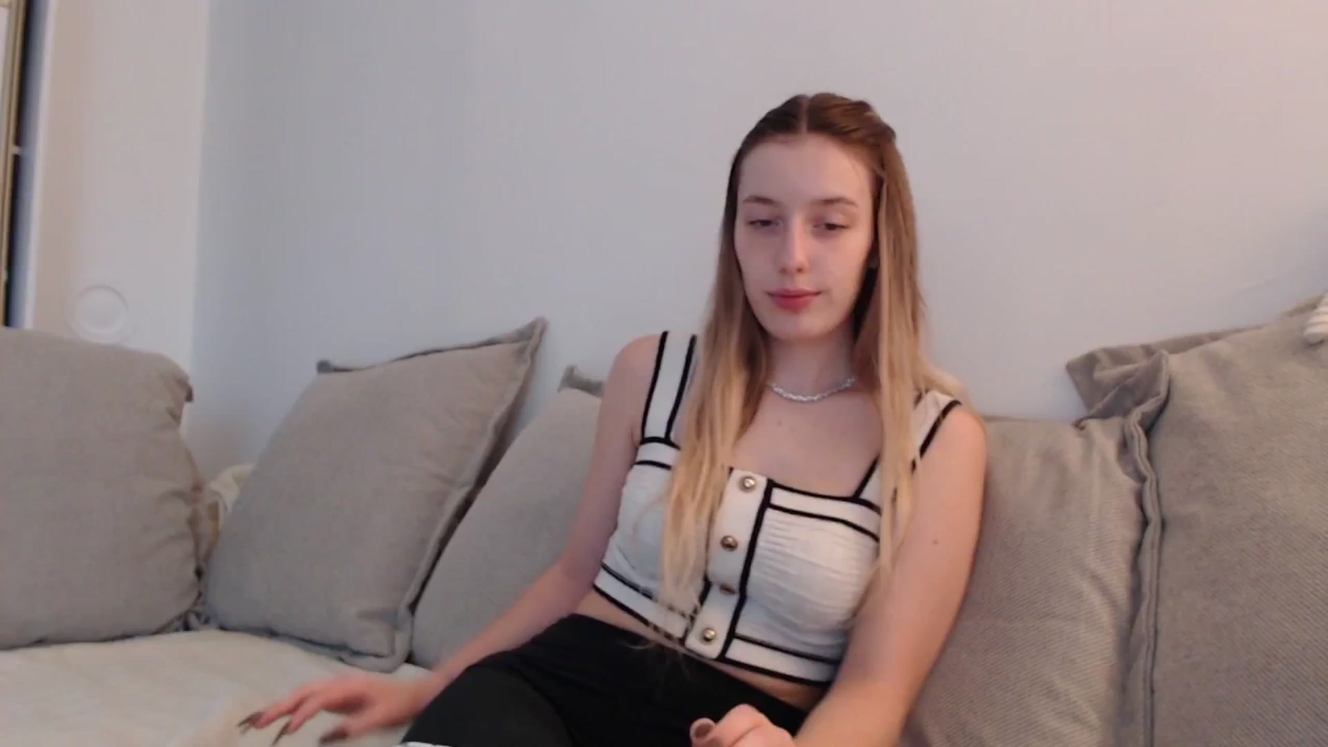 Gallery image thumbnail from Elenaxkiss's myfreecams stream on, 09/27/2025, 10:31 image 11 of 20