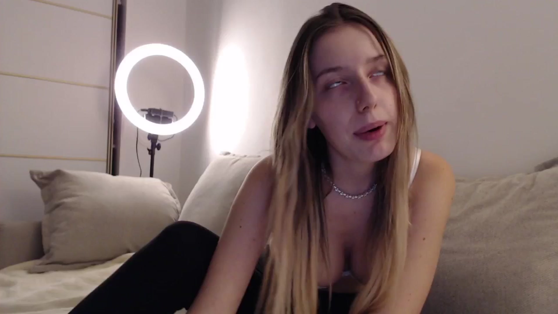 Gallery image thumbnail from Elenaxkiss's myfreecams stream on, 09/29/2025, 21:50 image 3 of 20