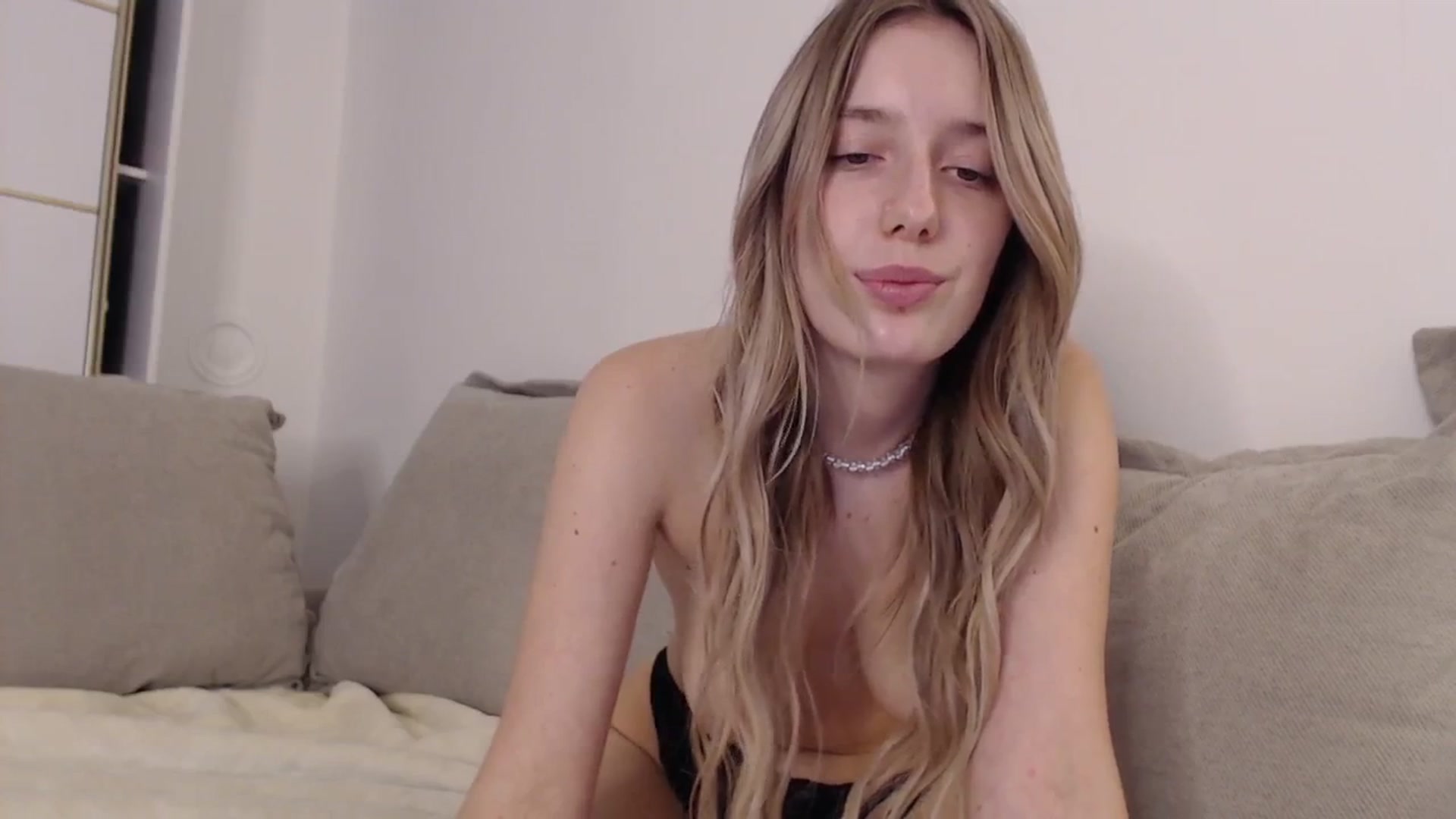 Gallery image thumbnail from Elenaxkiss's myfreecams stream on, 10/01/2025, 11:43 image 10 of 20