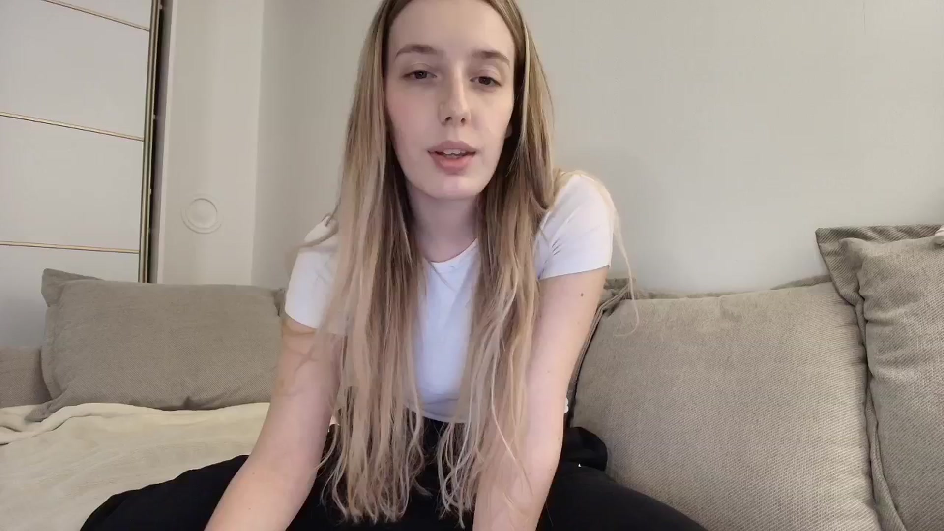 Gallery image thumbnail from Elenaxkiss's myfreecams stream on, 10/06/2025, 20:10 image 14 of 20