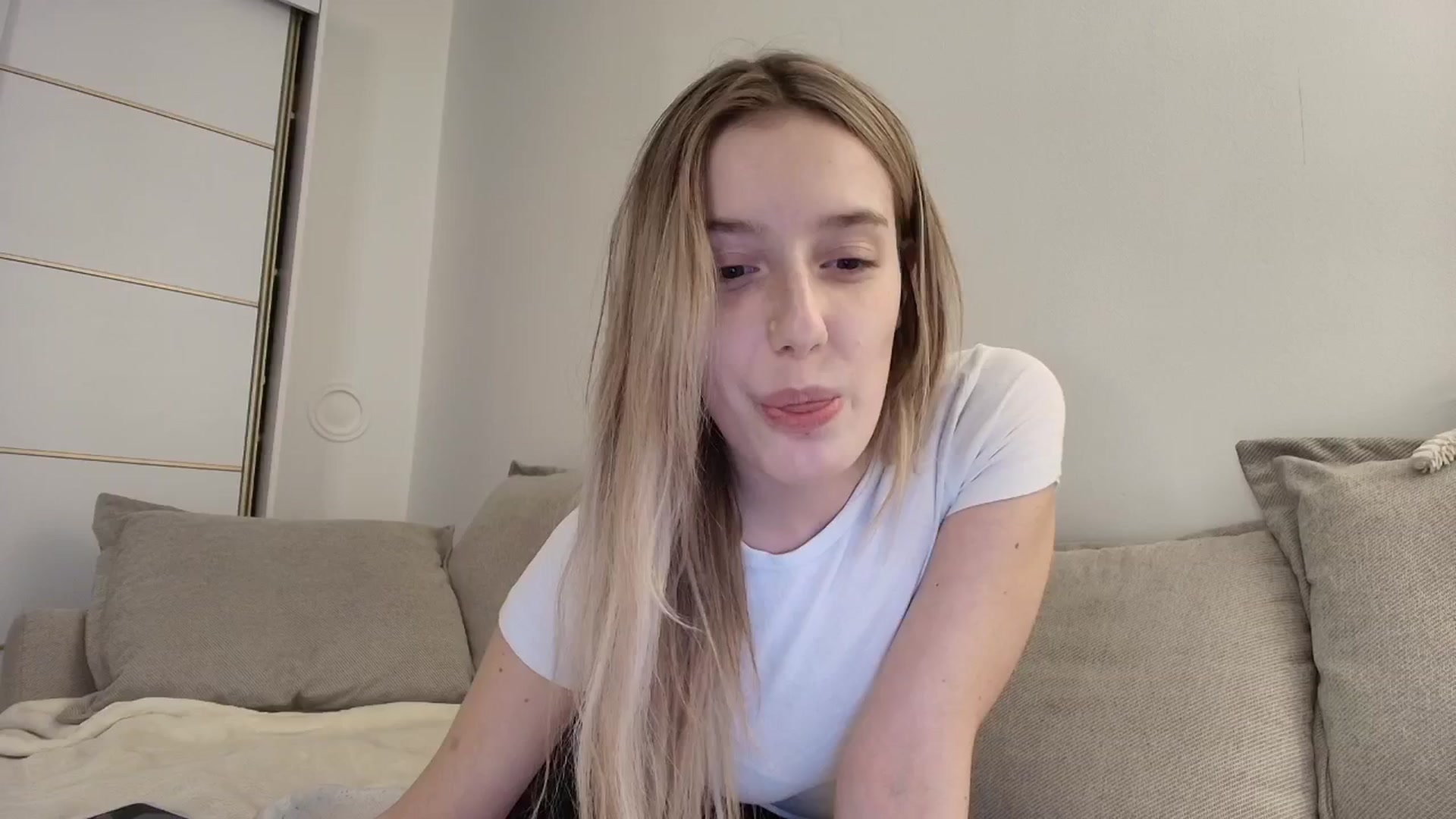 Gallery image thumbnail from Elenaxkiss's myfreecams stream on, 10/06/2025, 20:10 image 3 of 20